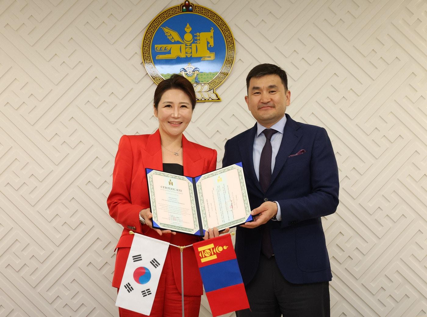 본문 이미지 - 17일 주한 몽골 대사관에서 수헤 수흐볼드 주한 몽골대사가 안주은 연출가(왼쪽)를 몽골 문화대사로 공식 임명했다. (사단법인 씨제스(CJS) 파운데이션 제공)