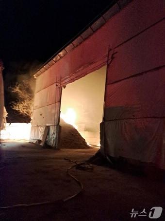 본문 이미지 - 화재 현장 모습.(전북 소방 제공. 재판매 및 DB 금지)