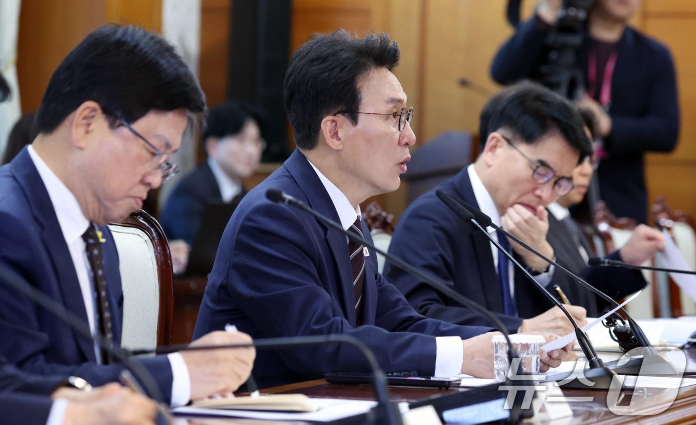 본문 이미지 - 김민석 국무총리가 24일 오전 서울 종로구 세종대로 정부서울청사에서 열린 성장엔진 연계 지역인재 양성 관계장관회의에서 모두 발언을 하고 있다. 2026.4.24 ⓒ 뉴스1 김명섭 기자