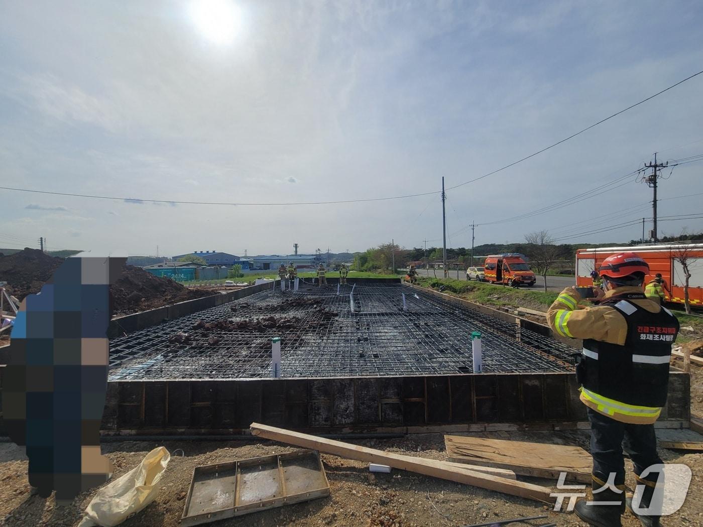 본문 이미지 - 23일 오후 3시 36분쯤 경북 영천시 고경면 한 건축물 기초공사 현장에서 불이 나 진화 대원들이 불을 끄고 있다.(경북소방본부 제공. 재판매 및 DB 금지)2026.4.24/뉴스1.