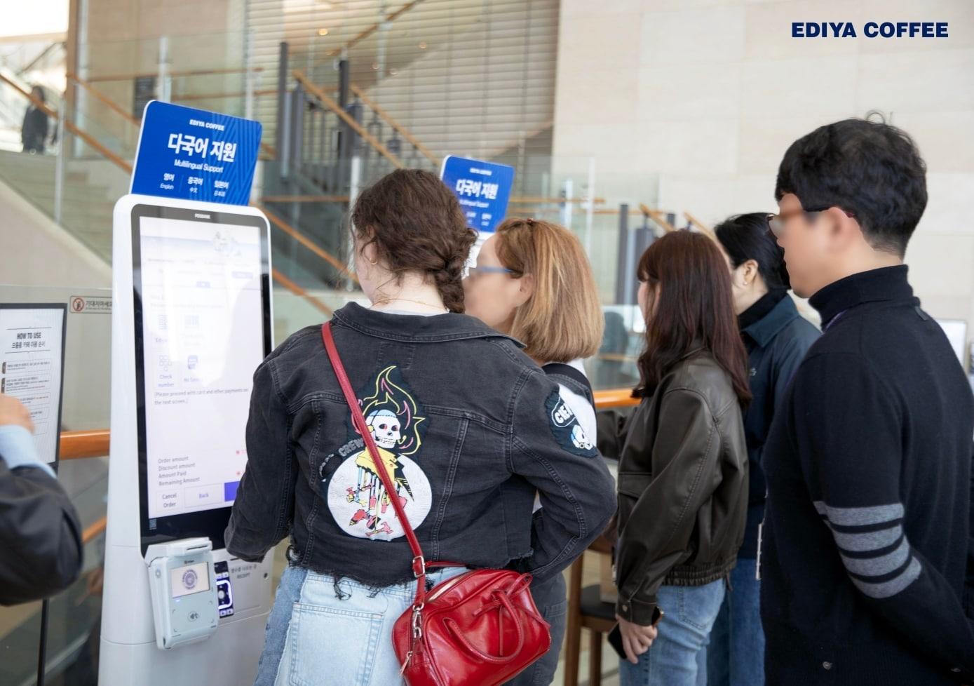 본문 이미지 - 국립중앙박물관에 위치한 이디야커피 매장에서 외국인 고객이 주문을 하는 모습.(이디야커피 제공) 
