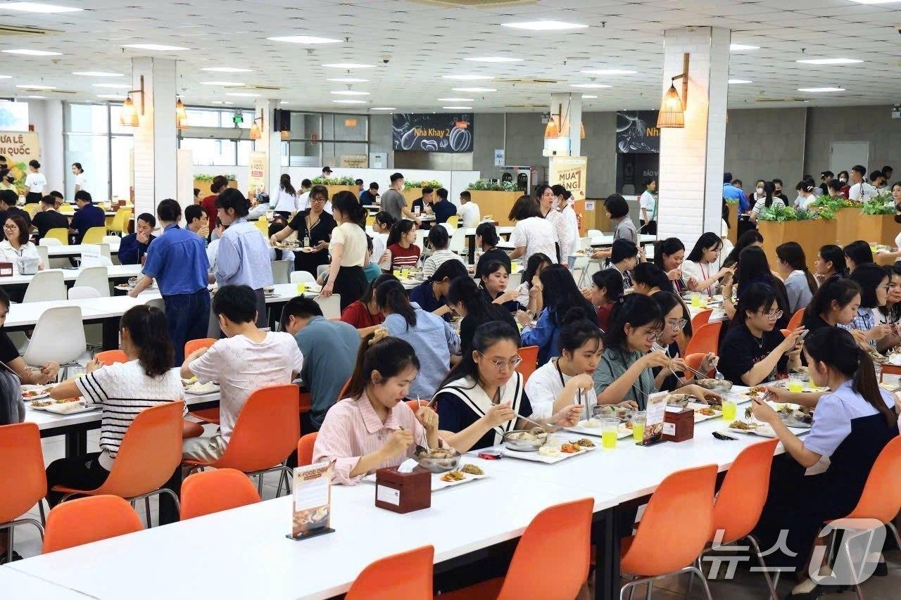 본문 이미지 - 아워홈이 한화비전 구내식당 현지 근로자들에게 삼계탕을 제공하였다.(제공=농림축산식품부)