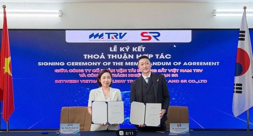 본문 이미지 - 강대권 에스알 대표가 베트남 현지 철도기업인 TRV와 양해각서를 체결한 후 기념촬영을 하고 있다.(에스알 제공) / 뉴스1 ⓒ News1