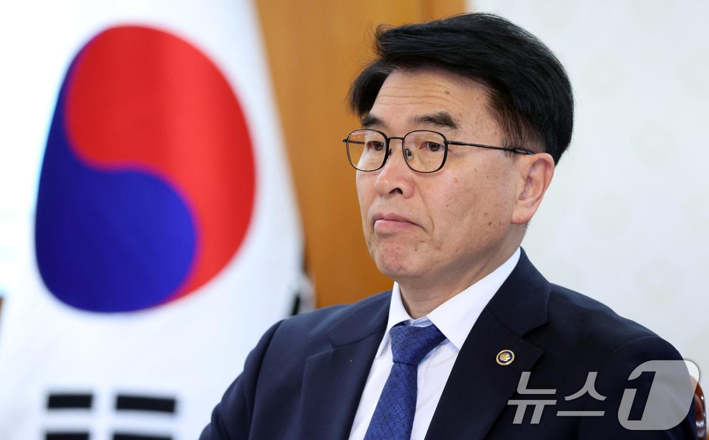 본문 이미지 - 민기 국무총리실 비서실장이 24일 오전 서울 종로구 세종대로 정부서울청사에서 열린 성장엔진 연계 지역인재 양성 관계장관회의에 참석해 있다. 2026.4.24 ⓒ 뉴스1 김명섭 기자