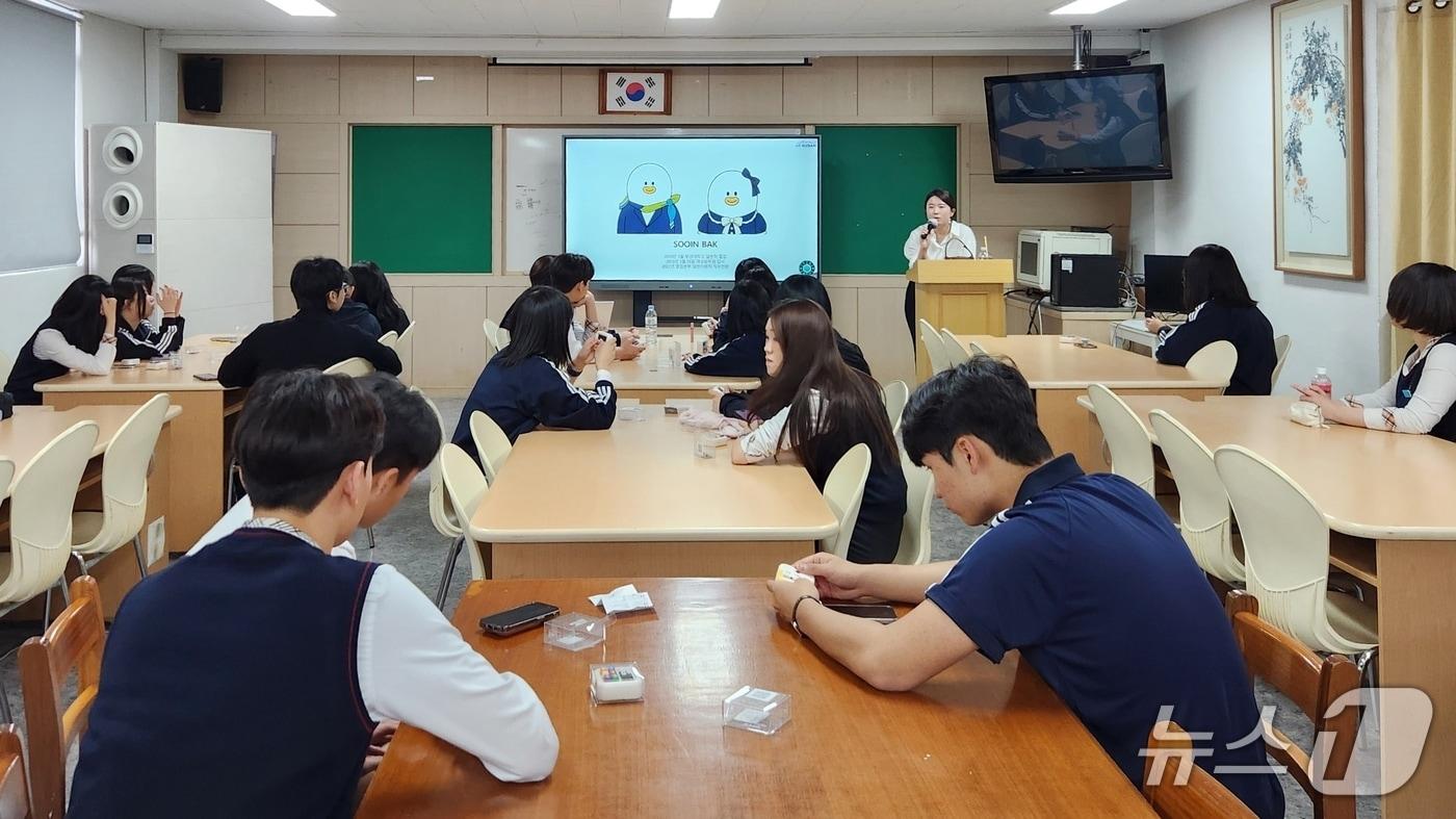 본문 이미지 - 에어부산의 항공 직무 교육 프로그램인 '드림스쿨'이 올해로 6년째 열린다. 사진은 에어부산 현직자가 23일 부산 해운대고 해운대관광고를 방문해 올해 첫 교육을 진행하는 모습(자료사진. 에어부산 제공). 2026.4.24.