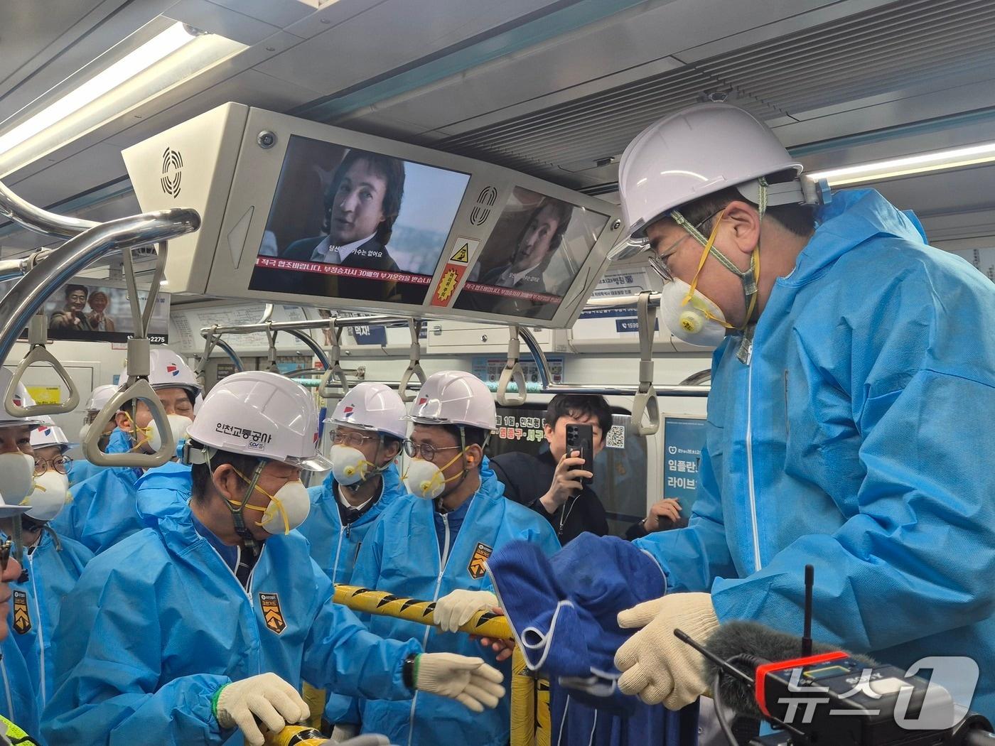 본문 이미지 - 정청래 더불어민주당 대표, 박찬대 민주당 의원, 김남준 전 청와대 대변인이 인천 계양 굴현역 차량기지에서 환경정비를 하고 있다. 26.04.24 ⓒ 뉴스1 남해인 기자