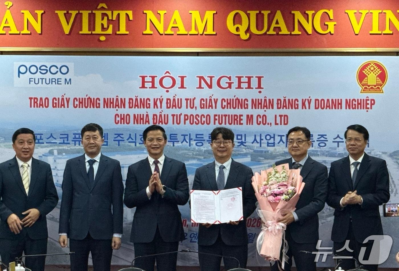 본문 이미지 - 포스코퓨처엠과 타이응웬성은 지난 21일 타이응웬성 인민위원회에서 베트남 인조흑연 음극재 사업 투자등록증(IRC)을 전달하는 사전 행사를 진행했다. 사진 왼쪽 3번째부터 타이응웬성 브엉 꾸옥 뚜언(Vuong Quoc Tuan) 인민위원장, 포스코퓨처엠 엄기천 사장 (포스코퓨처엠 제공)