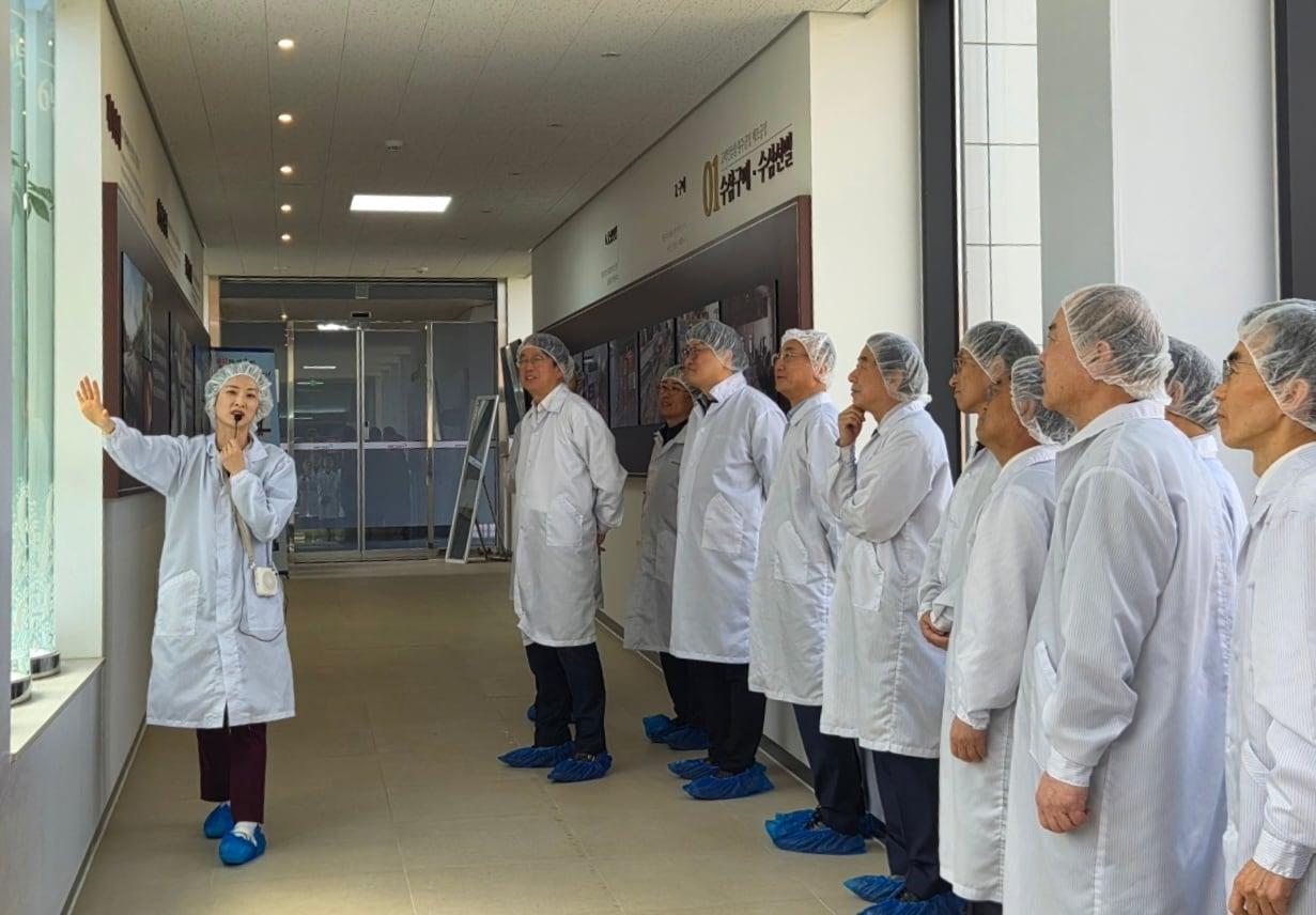 본문 이미지 - 서울식약청 건강기능식품 GMP 협의회 참석자들이 KGC 원주공장을 견학하고 있다.(KGC 제공)