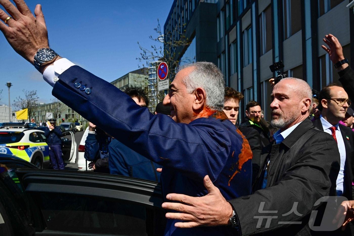 본문 이미지 - 이란의 왕세자였다가 이슬람혁명 당시 축출된 레자 팔레비가 23일 독일 베를린에서 토마토 주스 공격을 받았다. 2026.4.23 ⓒ AFP=뉴스1
