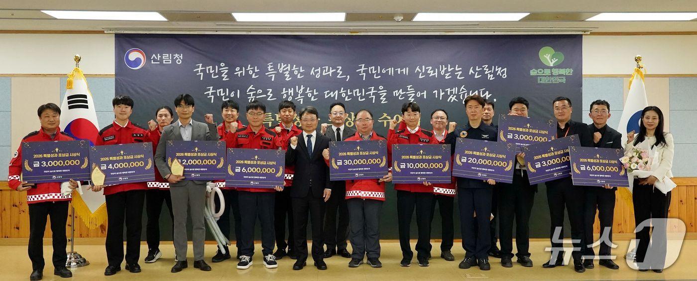 본문 이미지 - 박은식 산림청장(앞줄 왼쪽에서 다섯번째)이 ‘산림청 특별성과 포상금 수시 포상 시상식’에서 수상자들과 기념사진을 촬영하고 있다(산림청 제공.재판매 및 DB금지)/뉴스1