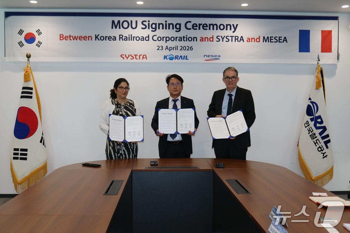 본문 이미지 - 왼쪽부터 사라 마제디(Sarah MADJEDI) 시스트라 부사장, 이성형 코레일 전기본부장, 올리비에 구앵(Olivier GOUIN) 메세아 기술본부장. (한국철도공사 제공.재판매 및 DB금지)/뉴스1