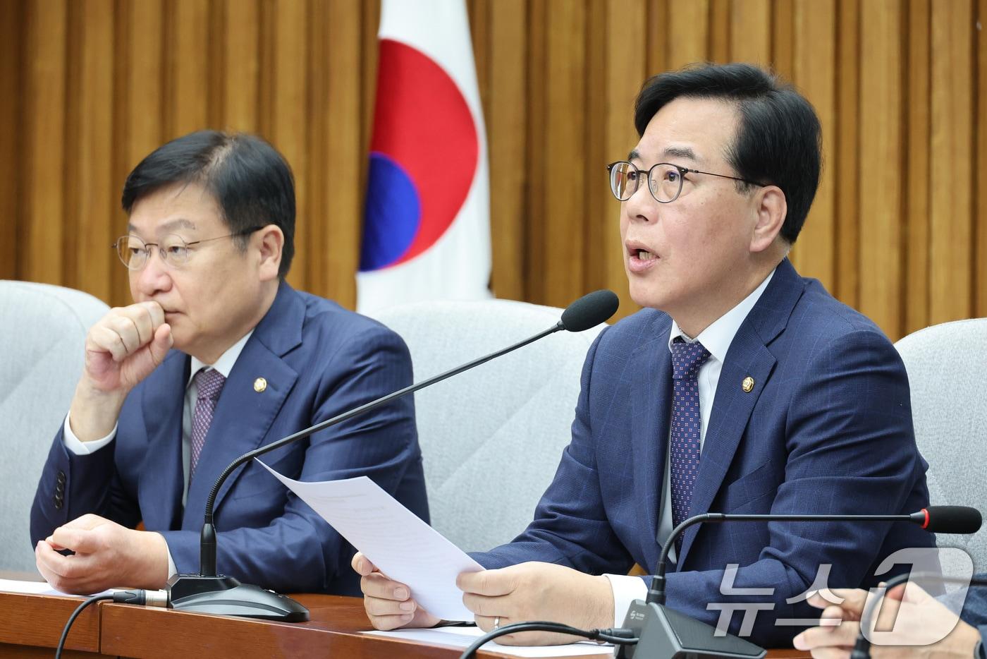 본문 이미지 - 송언석 국민의힘 원내대표가 24일 서울 여의도 국회에서 열린 원내대책회의에서 발언하고 있다. 2026.4.24 ⓒ 뉴스1 신웅수 기자