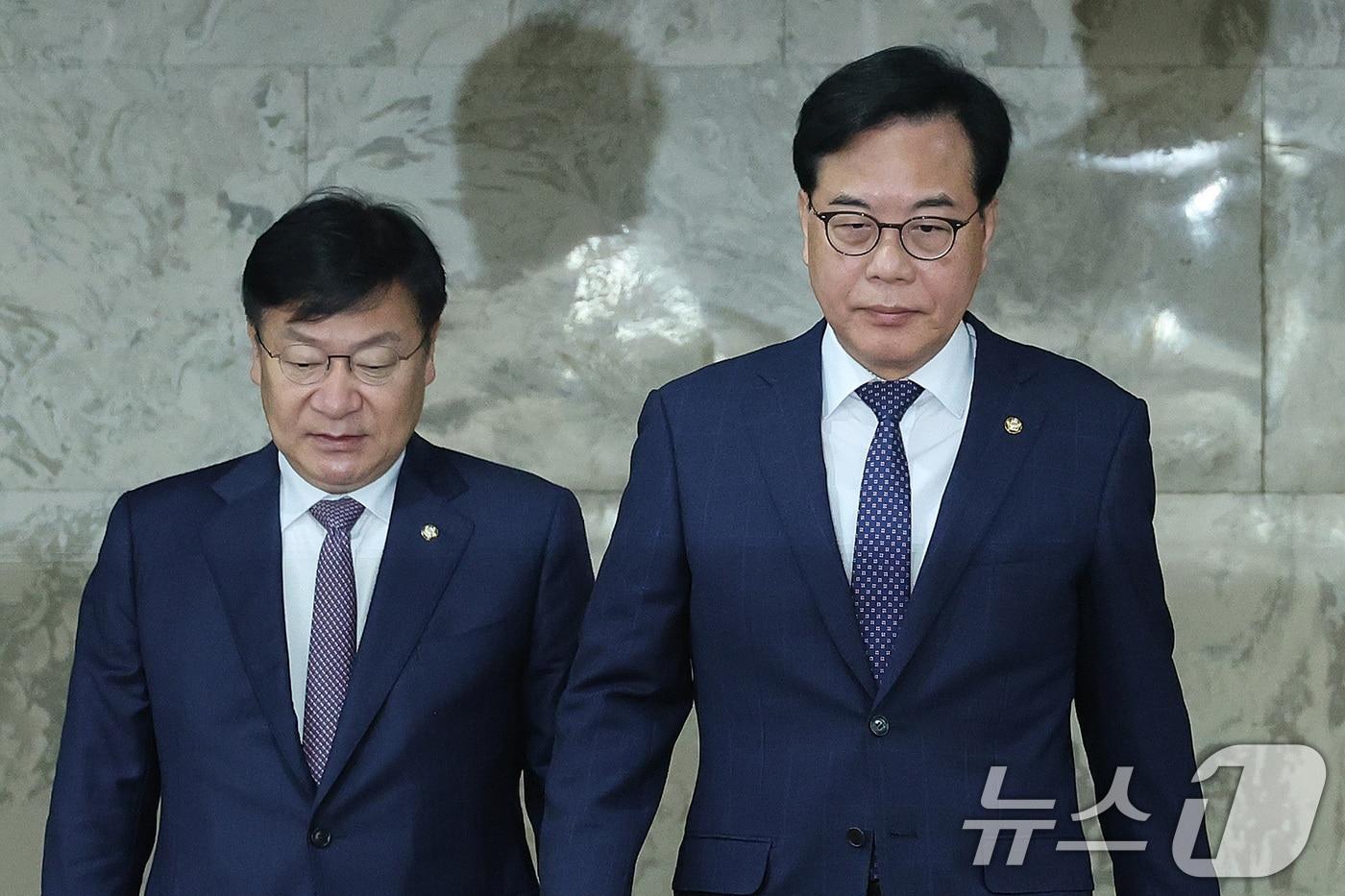 본문 이미지 - 송언석 국민의힘 원내대표가 24일 서울 여의도 국회에서 열린 원내대책회의에 참석하고 있다. 2026.4.24 ⓒ 뉴스1 신웅수 기자