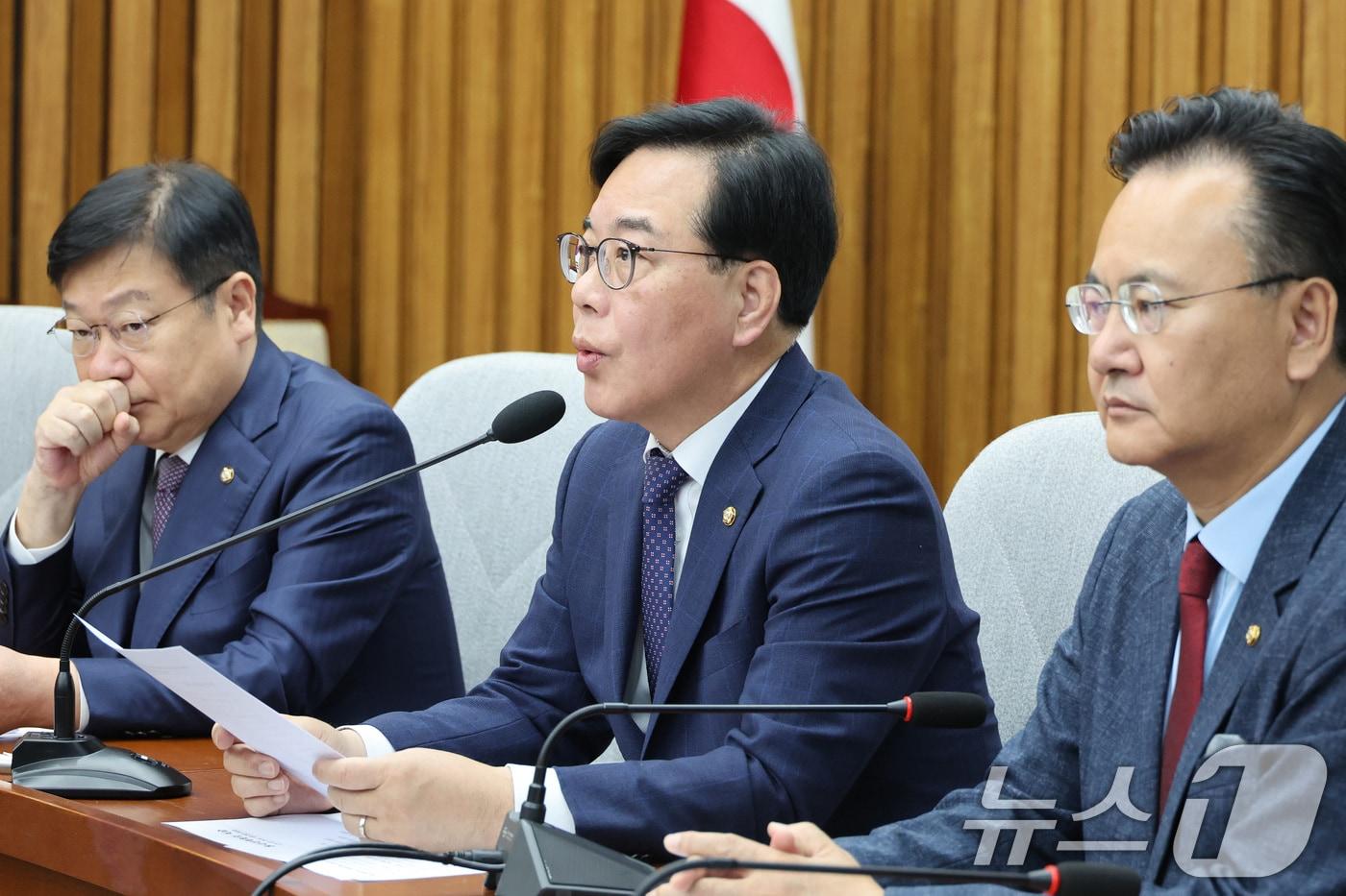 본문 이미지 - 송언석 국민의힘 원내대표가 24일 서울 여의도 국회에서 열린 원내대책회의에서 발언하고 있다. 2026.4.24 ⓒ 뉴스1 신웅수 기자