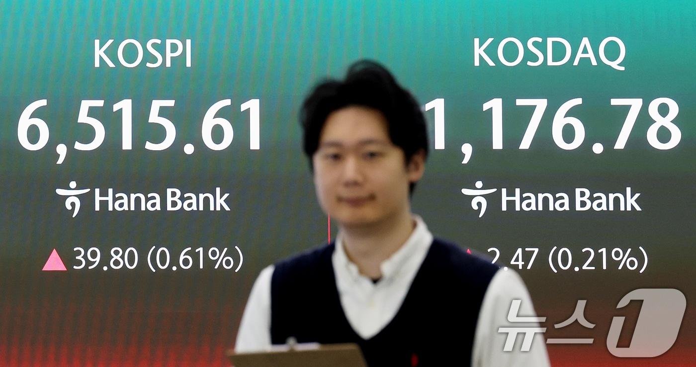 본문 이미지 - 전날 사상 최고치를 경신한 코스피가 숨고르기 흐름을 보이는 24일 오전 서울 중구 하나은행 딜링룸 전광판에 코스피와 코스닥 지수 등이 표시되고 있다.  ⓒ 뉴스1 조연우 인턴기자