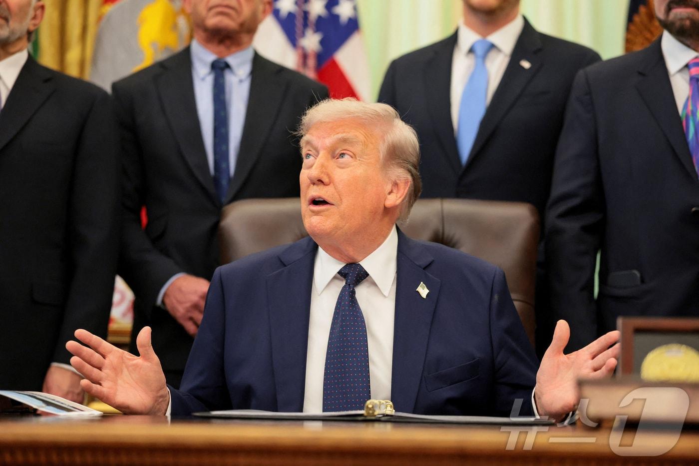 본문 이미지 - 도널드 트럼프 미국 대통령이 지난 23일(현지시간) 백악관 집무실에서 열린 '의료비 절감' 관련 행사에서 발언하고 있다. 2026.4.23. ⓒ 로이터=뉴스1