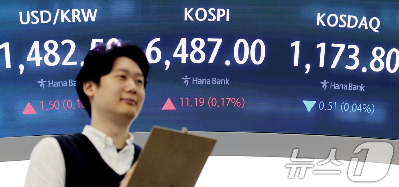 본문 이미지 - 전날 사상 최고치를 경신한 코스피가 숨고르기 흐름을 보이는 24일 오전 서울 중구 하나은행 딜링룸 전광판에 코스피와 코스닥 지수 등이 표시되고 있다. 2026.4.24 ⓒ 뉴스1 조연우 인턴기자