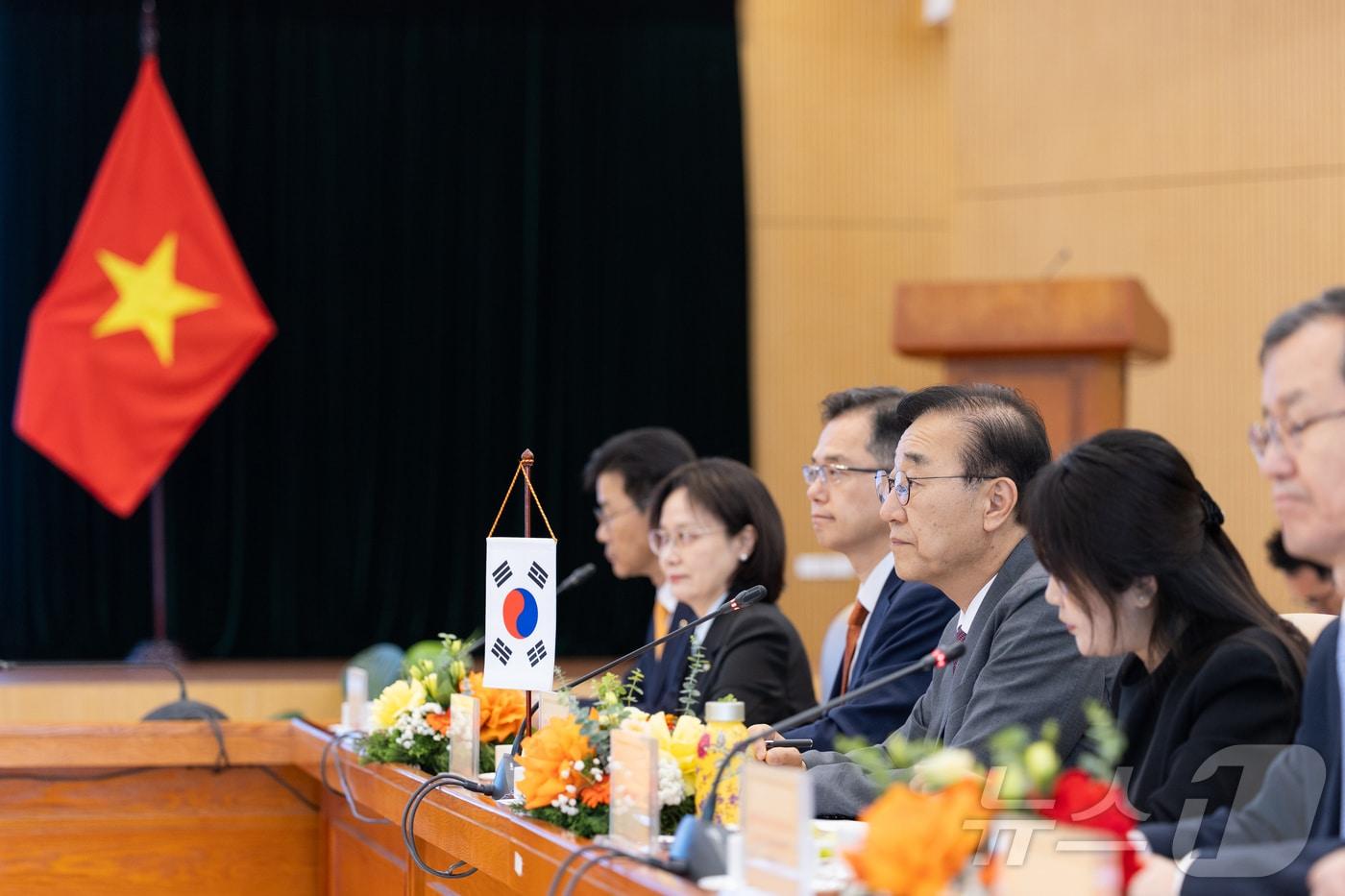 본문 이미지 - 김윤덕 국토교통부 장관이 21일(현지시간) 베트남에서 쩐 홍 민 베트남 건설부 장관과 면담을 하고 있다. (국토교통부 제공. 재판매 및 DB 금지) 2026.4.24 ⓒ 뉴스1