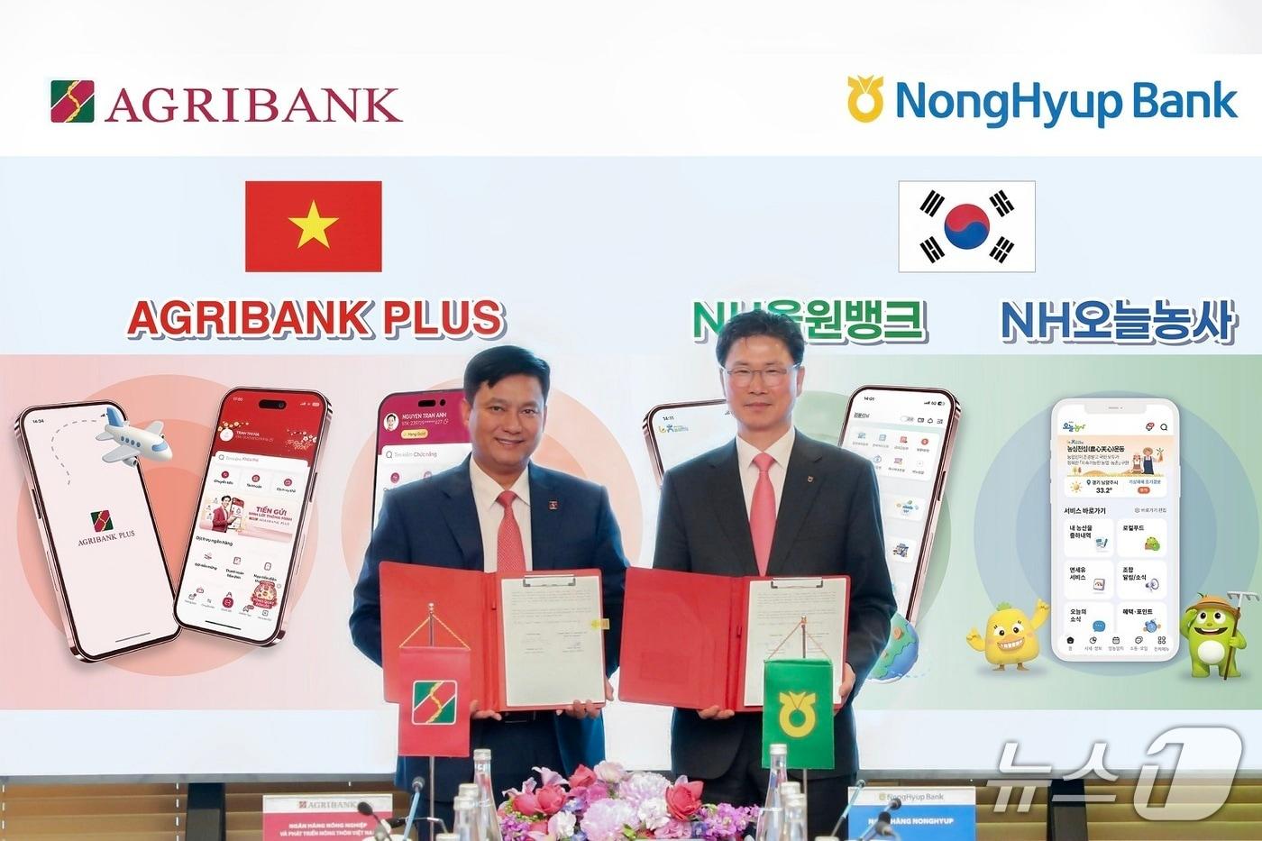 본문 이미지 - 베트남 하노이에서 농협은행 강태영 은행장(오른쪽)과 아그리뱅크 팜 또안 브엉 은행장(왼쪽)이 지난 22일 MOU를 체결했다. 2026.04.22 / 사진제공=농협은행
