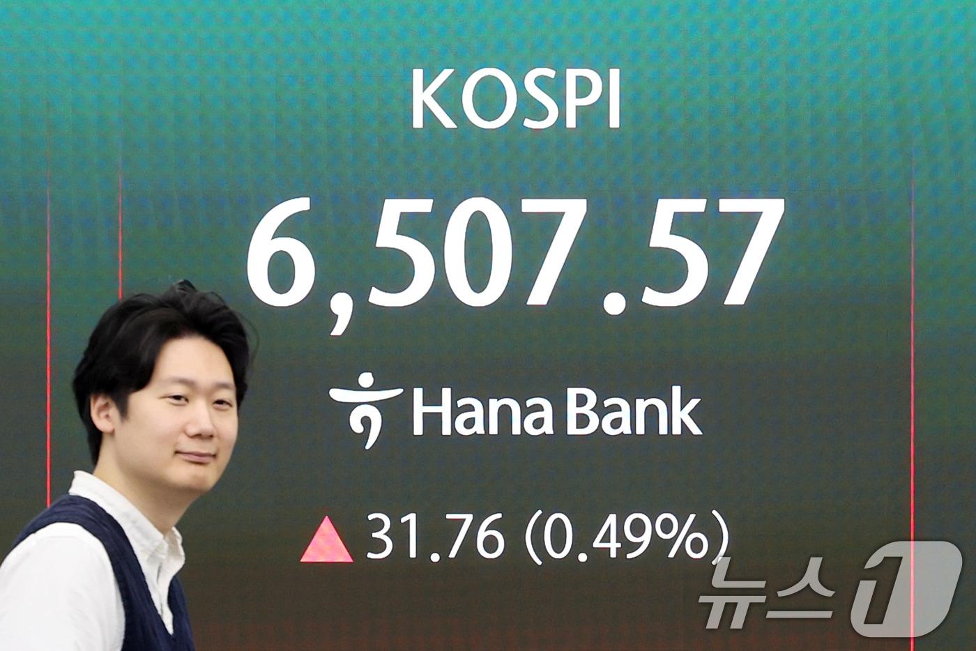 본문 이미지 - 전날 사상 최고치를 경신한 코스피가 숨고르기 흐름을 보이는 24일 오전 서울 중구 하나은행 딜링룸 전광판에 코스피와 코스닥 지수 등이 표시되고 있다.  2026.4.24 ⓒ 뉴스1 조연우 인턴기자