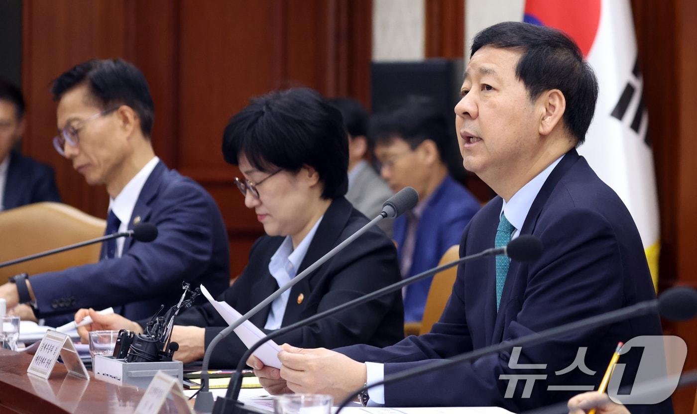 본문 이미지 - 구윤철 경제부총리 겸 재정경제부 장관이 24일 오전 서울 종로구 세종대로 정부서울청사에서 열린 비상경제본부회의 겸 경제관계장관회의 겸 국가창업시대 전략회의에서 모두 발언을 하고 있다. 2026.4.24 ⓒ 뉴스1 김명섭 기자