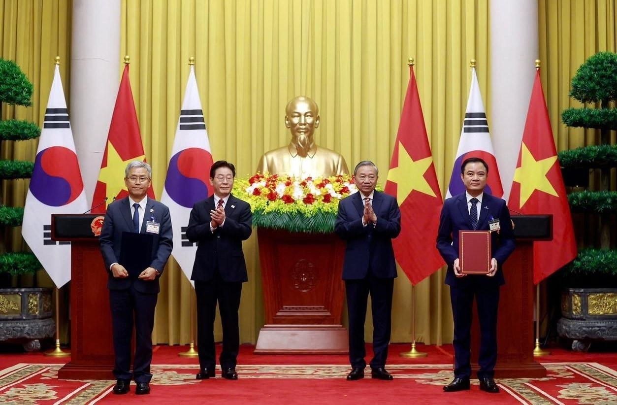 본문 이미지 - (왼쪽부터) 김동철 한국전력공사 사장, 이재명 대통령, 또 럼 베트남 공산당 총 서기장, 레 응옥 손 Petrovietnam 회장이 한전과 Petrovietnam 사이의 업무협약 체결 후 기념촬영을 하고 있다.(한국전력공사 제공. 재판매 및 DB금지)2026.4.24/뉴스1