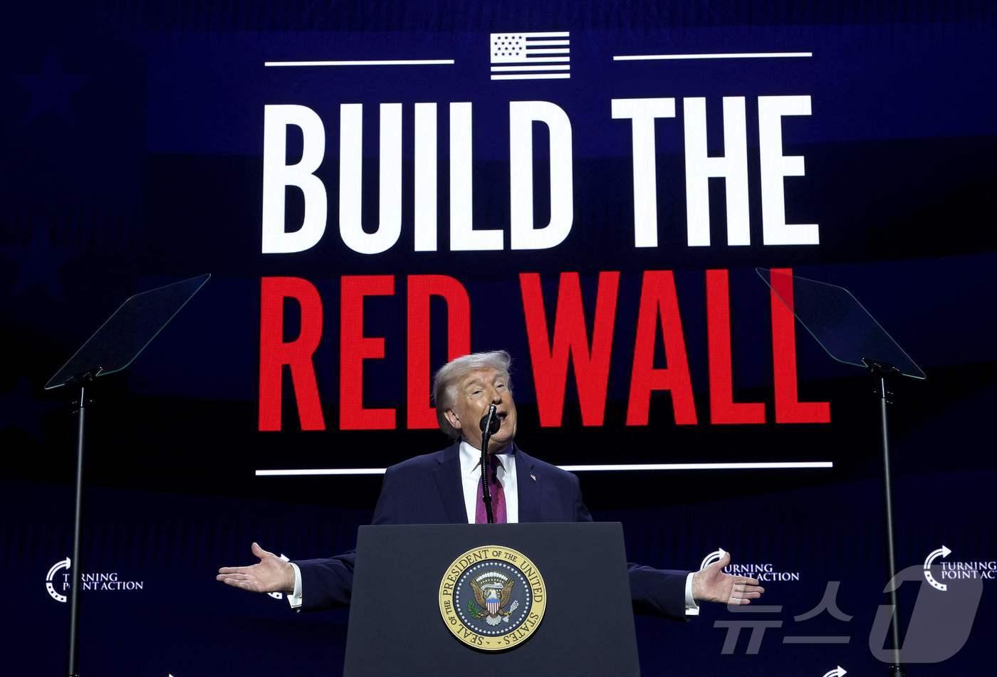 본문 이미지 - 도널드 트럼프 미국 대통령이 17일(현지시간) 애리조나주 피닉스의 드림 시티 교회에서 열린 '터닝 포인트 USA' 행사에서 연설하고 있다. 이날 행사는 '레드 월 구축'이라는 제목으로 진행됐으며, 중간선거를 앞두고 청년 유권자들의 투표 참여를 독려하기 위해 기획됐다. 2026.04.17 ⓒ AFP=뉴스1