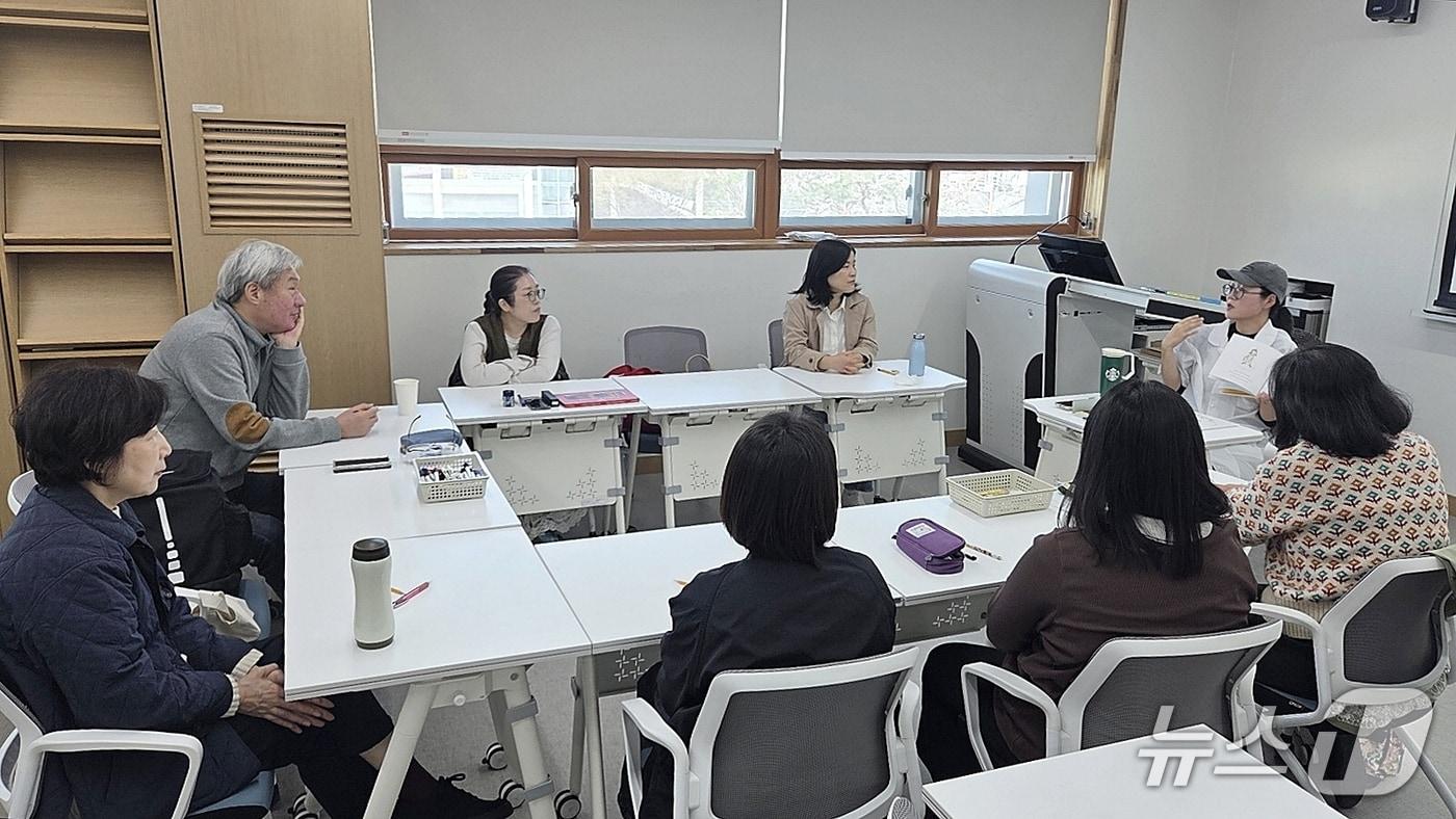 본문 이미지 - 증평교육도서관 독서동아리 활동 모습(괴산증평교육지원청 제공. 재판매 및 DB금지)