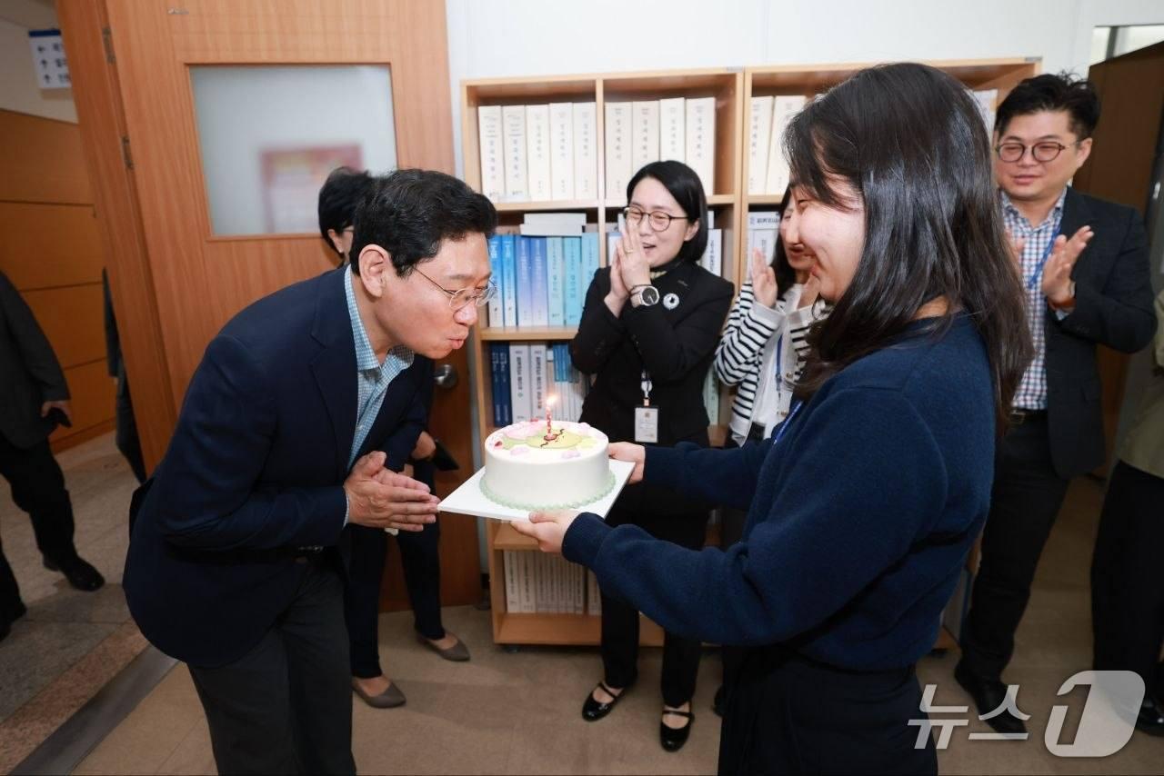 본문 이미지 - 이상일 용인시장이 23일 시청에서 직원들과 인사를 나누는 자리에서 한 직원이 이 시장에게 케이크를 전달하며 응원하고 있다.(이상일 시장 제공)