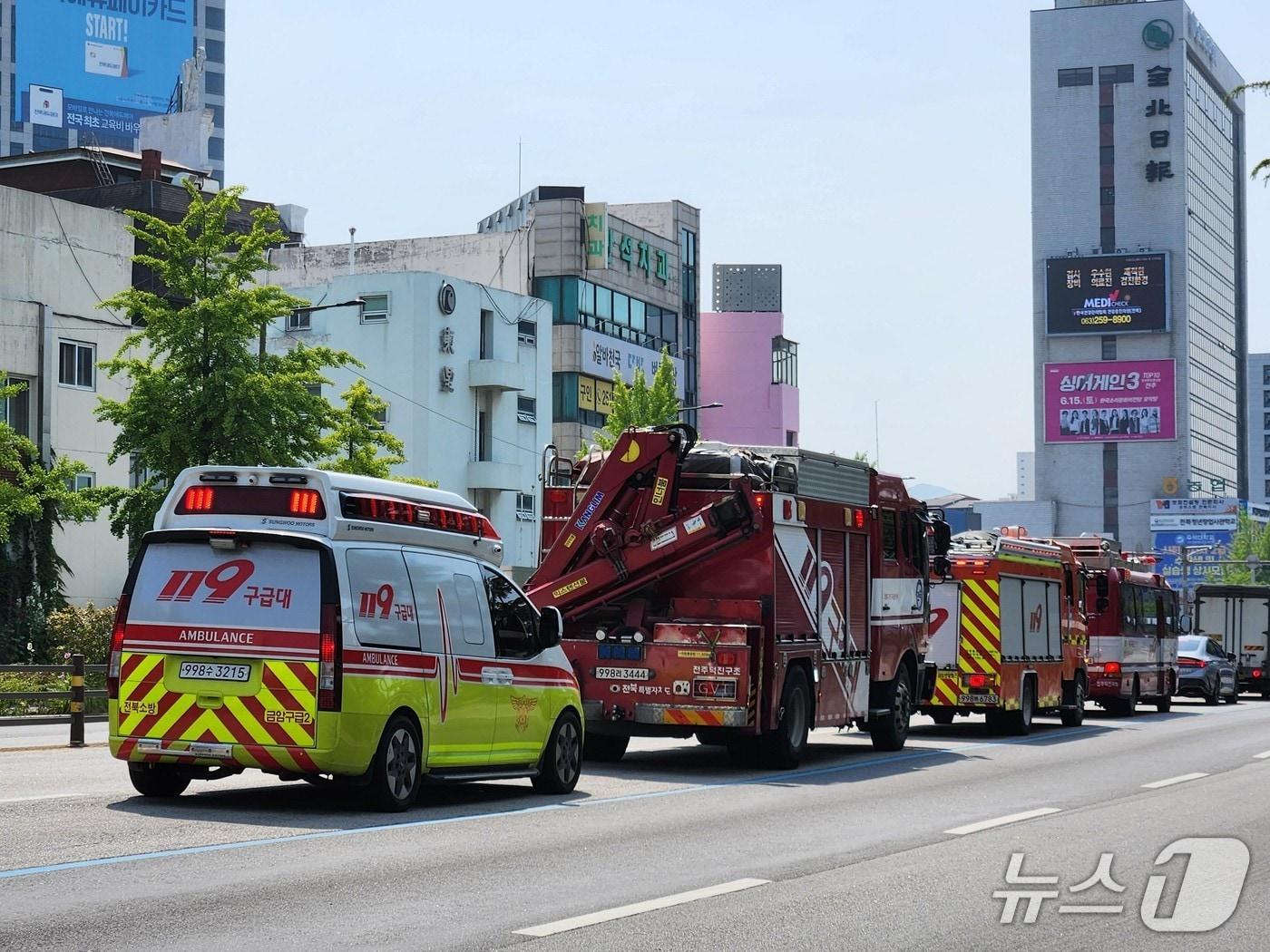 본문 이미지 - '소방기본법 시행령' 일부개정령이 시행됨에 따라 앞으로 소방차 출동에 지장을 주는 행위에 대해 최대 200만 원의 과태료가 부과된다.(전북 소방 제공. 재판매 및 DB 금지)