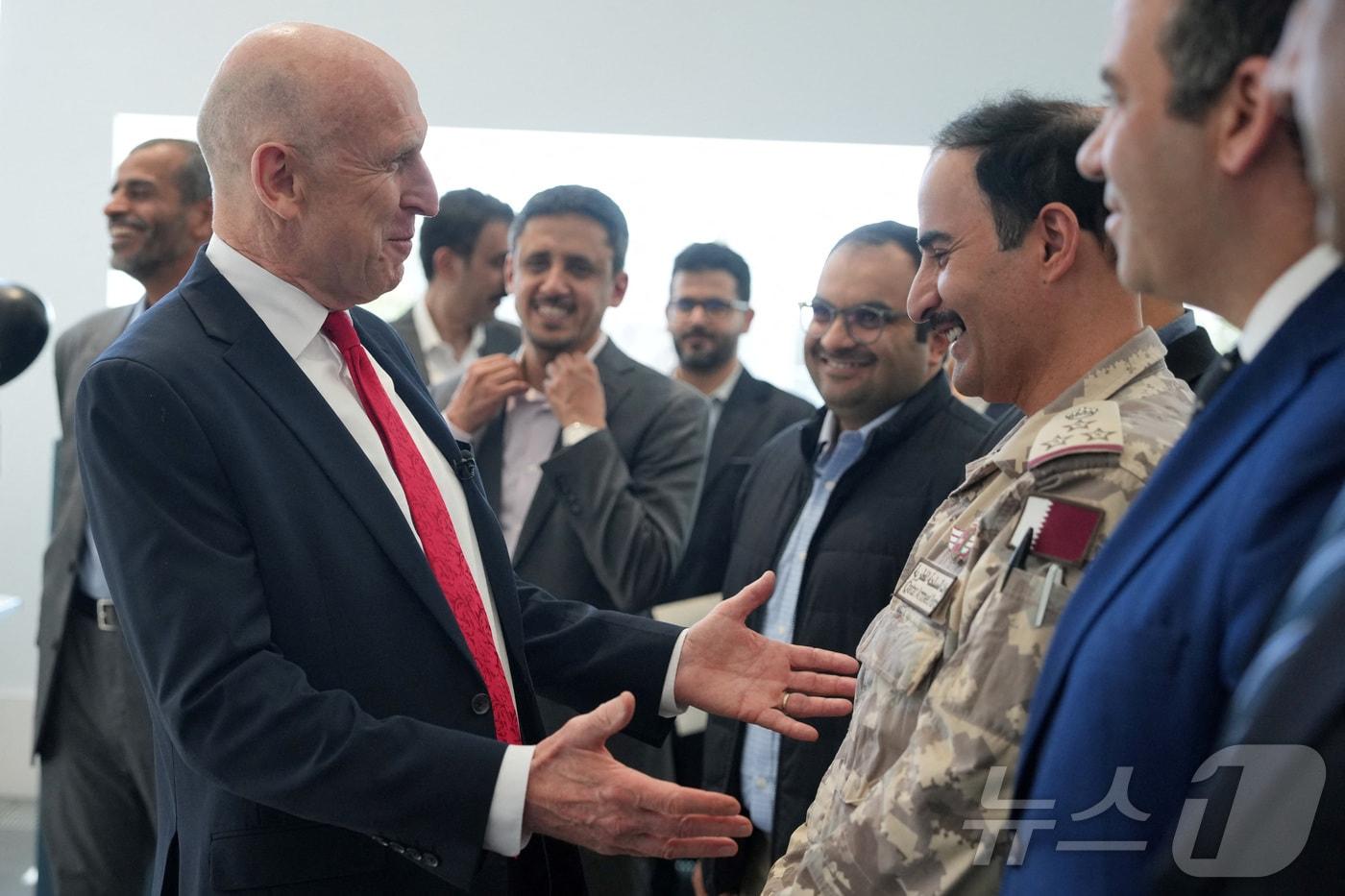 본문 이미지 - 영국 런던 노스우드에 위치한 상설합동본부(PJHQ)에서 23일 열린 호르무즈 해협 다국적 합동 계획 회의 도중, 영국의 존 힐리 국방장관이 카타르군의 마수드 알 헤바비와 대화를 나누고 있다. 2026.4.23 ⓒ 로이터=뉴스1