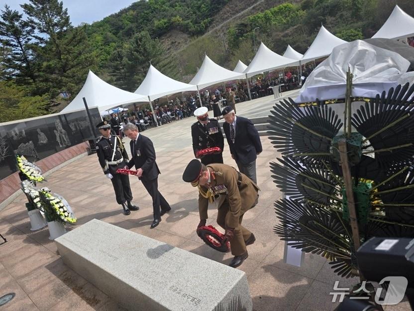 본문 이미지 - 지난 23일 파주 적성면 영국군 추모공원에서 열린'설마리 임진강 전투 75주기 추모식. (파주시 제공, 재판매 및 DB금지)