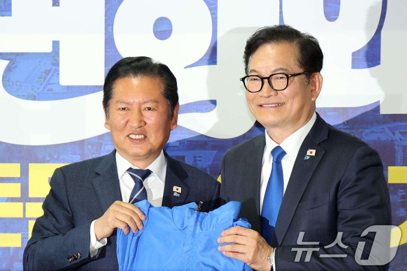 본문 이미지 - 정청래 더불어민주당 대표가 24일 오전 인천 연수구 정지열 인천 연수구청장 후보 선거사무소에서 열린 최고위원회의에서 송영길 연수갑 국회의원 보궐선거 후보에게 당 점퍼를 전달하고 있다. 2026.4.24 ⓒ 뉴스1 황기선 기자