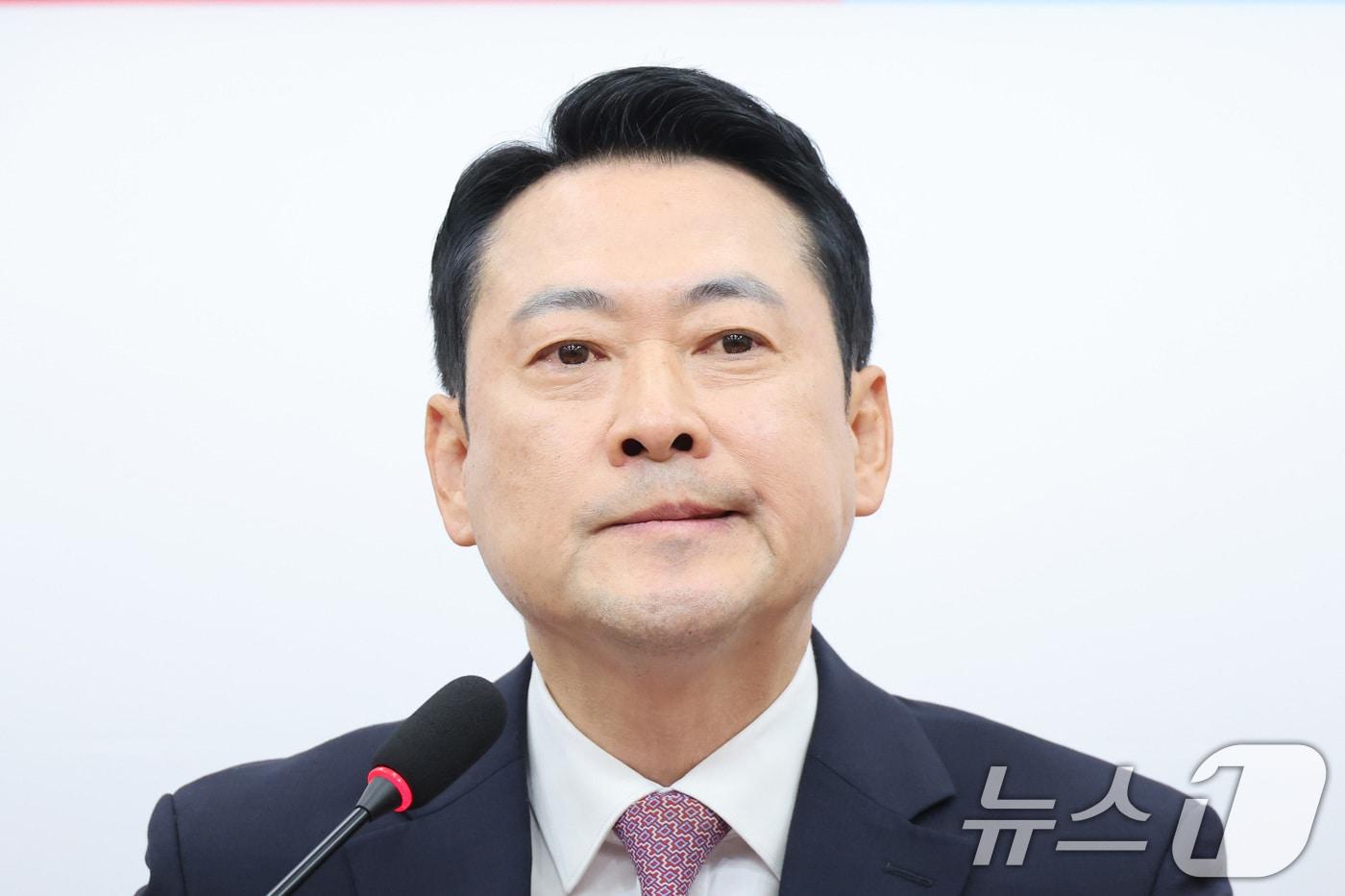 본문 이미지 - 장동혁 국민의힘 대표가 24일 서울 여의도 국회에서 열린 현안 관련 브리핑에서 취재진의 질의를 듣고 있다. 2026.4.24 ⓒ 뉴스1 신웅수 기자