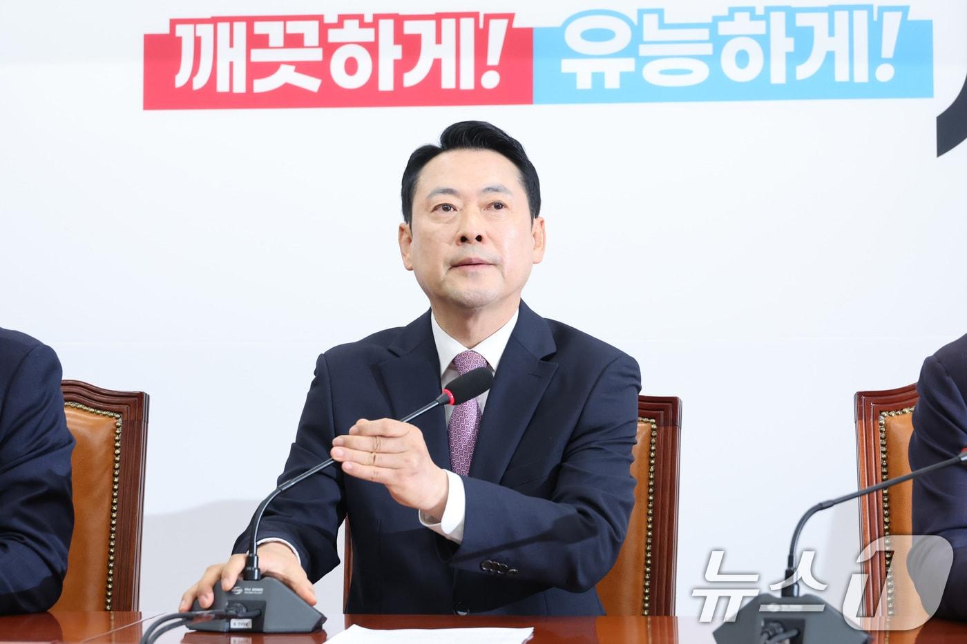 본문 이미지 - 장동혁 국민의힘 대표가 24일 서울 여의도 국회에서 현안 관련 브리핑을 하고 있다. 2026.4.24 ⓒ 뉴스1 신웅수 기자