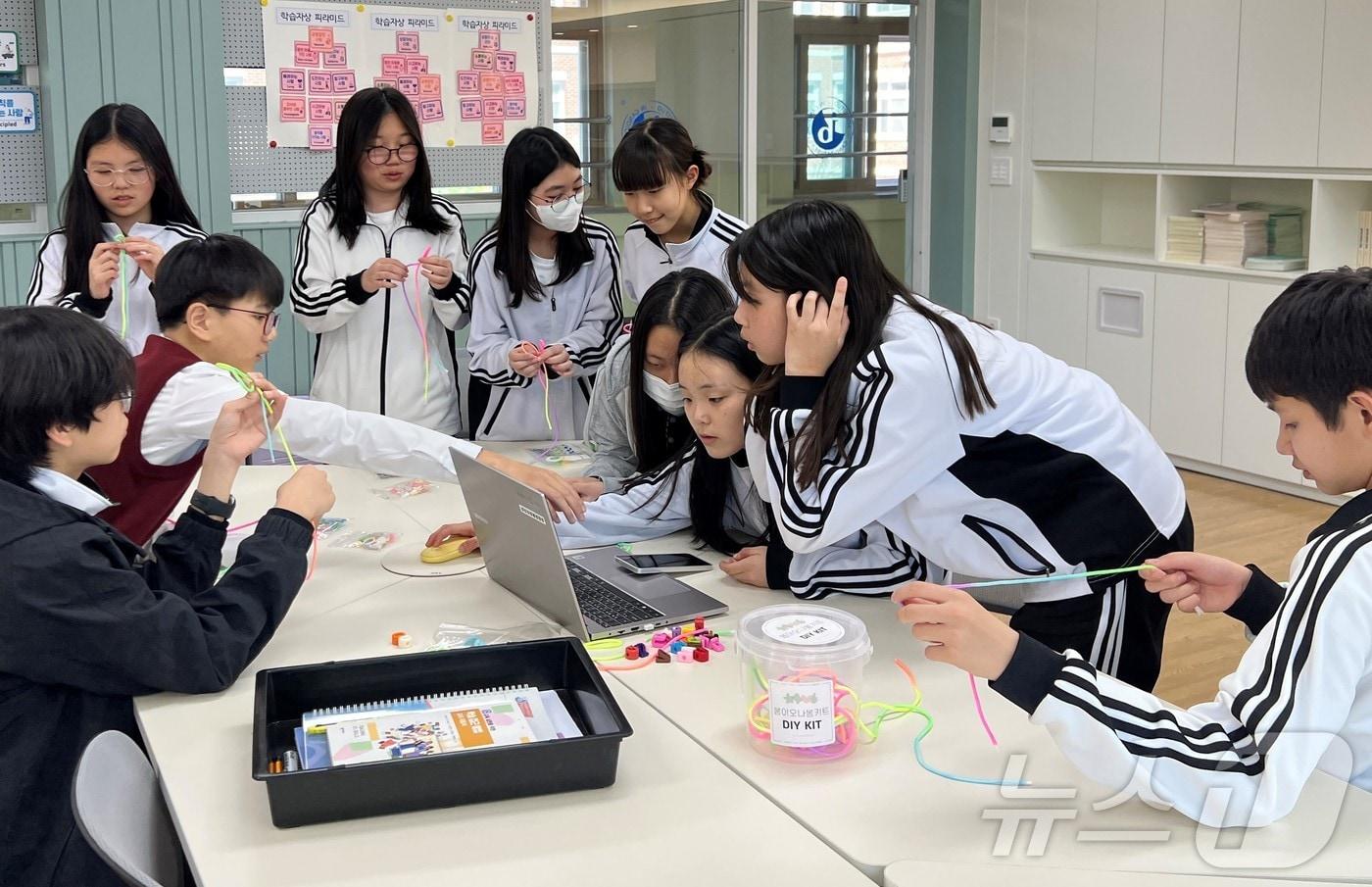 본문 이미지 - 경북교육청은 24일 학생 참여형 학습 프로그램 ‘배움의 이유–세바공(세상을 바꾸는 공부)’ 프로젝트에 40개 팀을 선정했다. /뉴스1