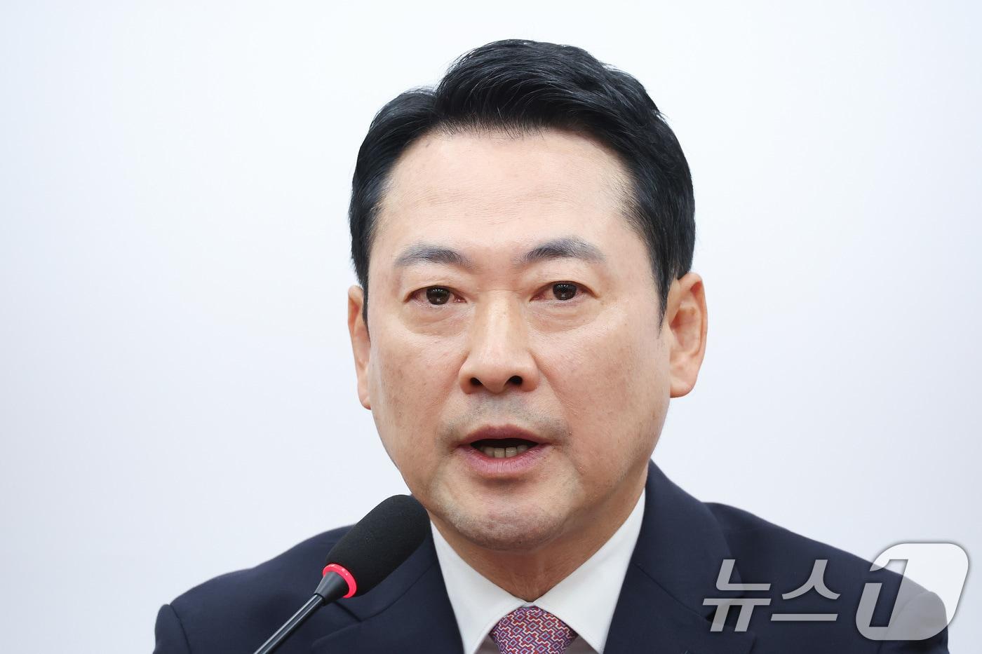 본문 이미지 - 장동혁 국민의힘 대표가 24일 서울 여의도 국회에서 현안 관련 브리핑을 하고 있다. 2026.4.24 ⓒ 뉴스1 신웅수 기자