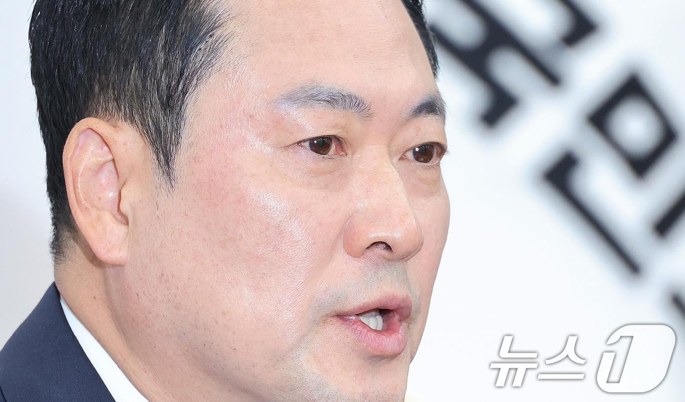 본문 이미지 - 장동혁 국민의힘 대표가 24일 서울 여의도 국회에서 현안 관련 브리핑을 하고 있다. 2026.4.24 ⓒ 뉴스1 신웅수 기자