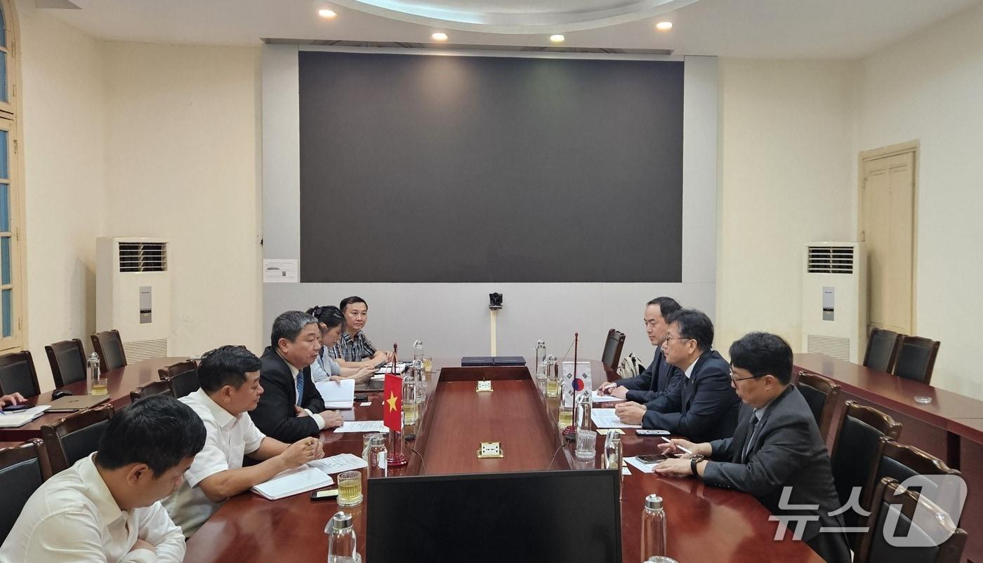 본문 이미지 - 한국지질자원연구원과 베트남 지질광물국 관계자들이 회토류 협력 방안을 논의하고 있다.(지질연 제공) /뉴스1