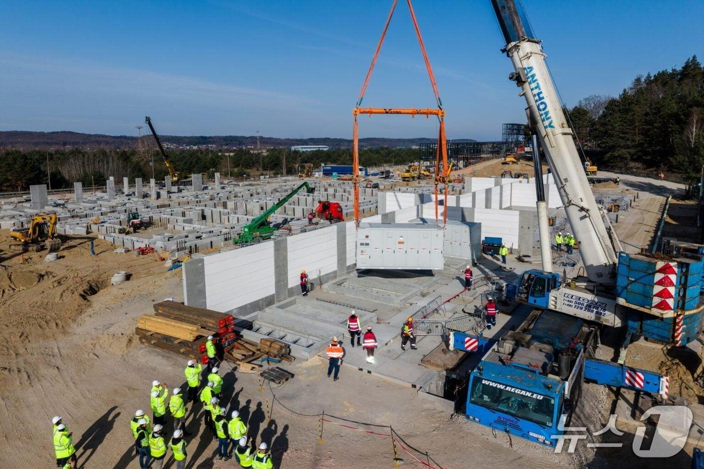 본문 이미지 - 폴란드 북부 자르노비에츠 지역에서 LG에너지솔루션과 폴란드 국영 전력공사 PGE가 공동으로 건설 중인 에너지저장장치(ESS) 설비 현장에 LG에너지솔루션 폴란드 보르츠와프 공장에서 생산한 ESS용 리튬·인산철(LFP) 배터리가 처음으로 출하돼 컨테이너형 유닛 형태로 설치되고 있는 모습(자료사진. LG에너지솔루션 폴란드 법인 제공). 2026.4.24.