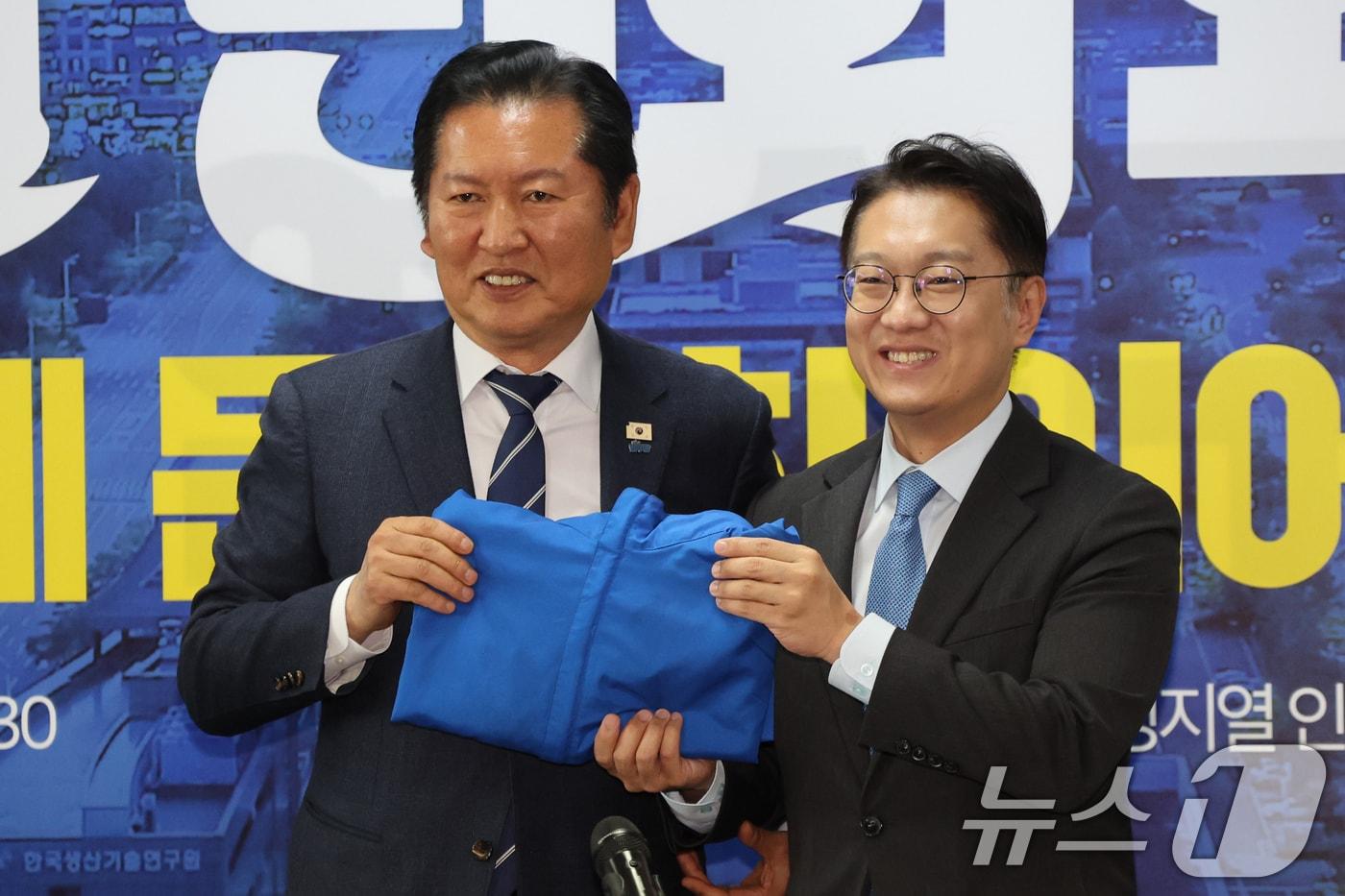본문 이미지 - 정청래 더불어민주당 대표가 24일 오전 인천 연수구 정지열 인천 연수구청장 후보 선거사무소에서 열린 최고위원회의에서 김남준 계양을 국회의원 보궐선거 후보에게 당 점퍼를 전달하고 있다. 2026.4.24 ⓒ 뉴스1 황기선 기자