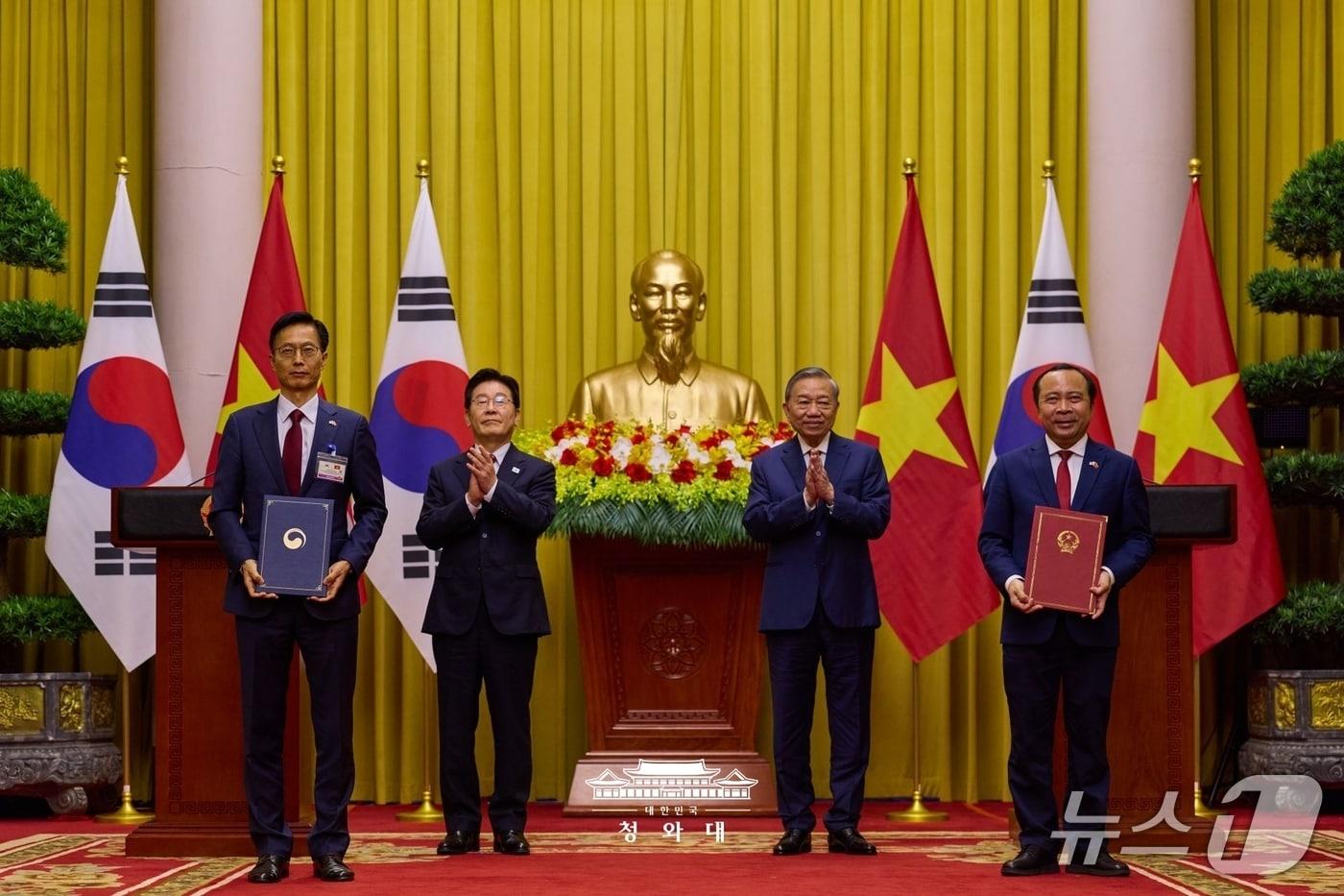 본문 이미지 - 김용선 지식재산처장(왼쪽 첫번째)과 부 하이 꾸언 과학기술부 장관(왼쪽에서 4번째)이 이재명 대통령(왼쪽 2번째)과 또 럼 베트남 당 서기장 겸 국가주석(왼쪽 3번째)이 임석한 가운데 양해각서를 체결한 뒤 기념촬영을 하고 있다.(지식재산처 제공.재판매 및 DB금지)/뉴스1