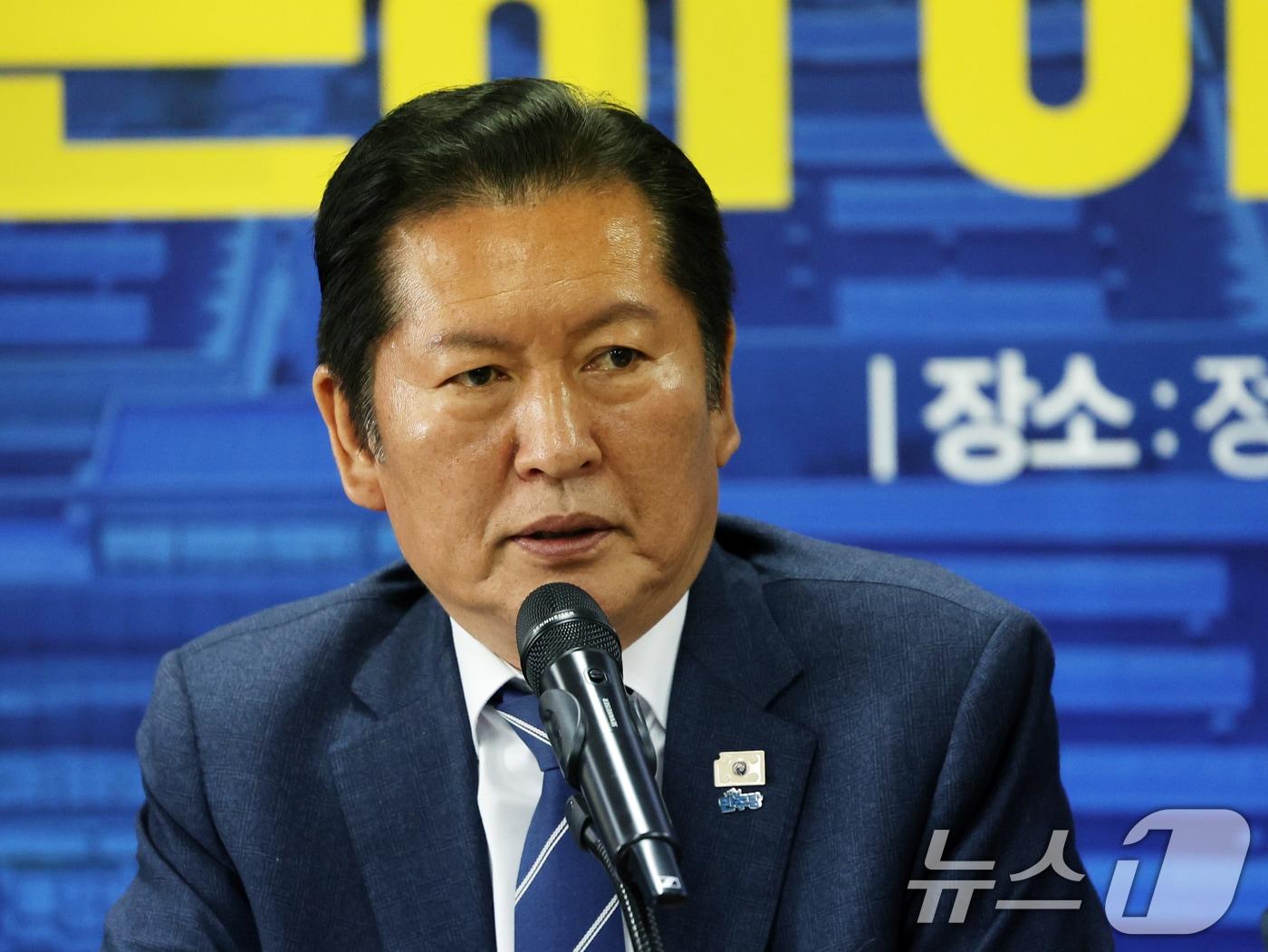 본문 이미지 - 정청래 더불어민주당 대표가 지난 24일 오전 인천 연수구 정지열 인천 연수구청장 후보 선거사무소에서 열린 최고위원회의에서 모두발언을 하고 있다. 2026.4.24 ⓒ 뉴스1 황기선 기자