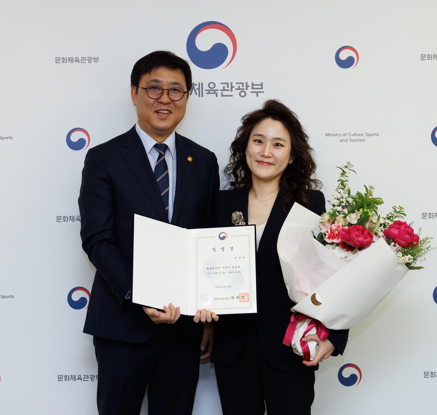 본문 이미지 - 최휘영 장관(왼쪽)과 장한나 예술의전당 신임 사장(문체부 제공)