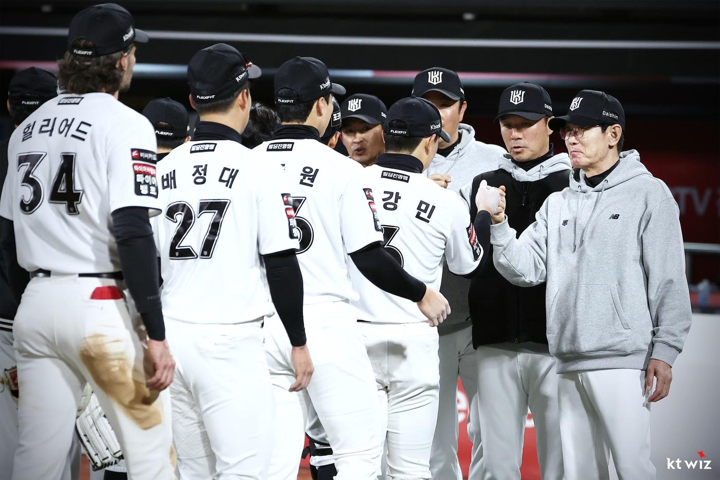본문 이미지 - 강력한 뎁스를 앞세워 리그 1위를 달리는 KT 위즈. (KT 제공)