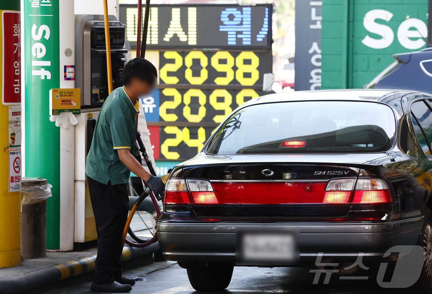 본문 이미지 - 4차 석유 최고가격제 시행 첫날인 24일 서울 시내 주유소에서 시민들이 주유를 하고 있다. 2026.4.24 ⓒ 뉴스1 김민지 기자