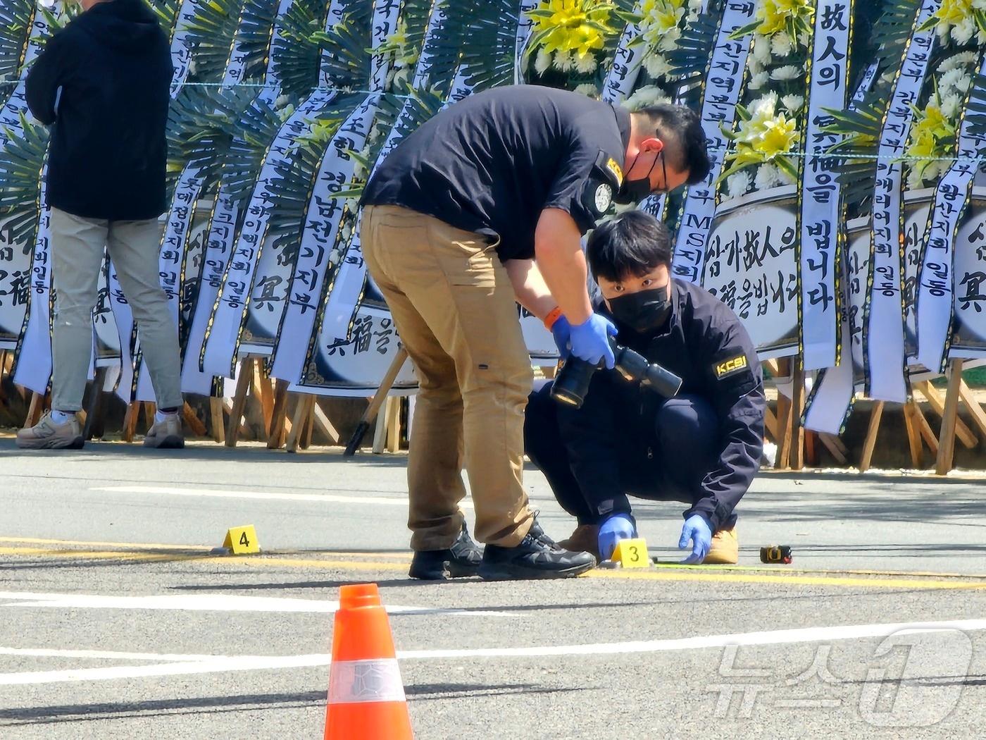 본문 이미지 - 경남경찰청 과학수사대가 24일 민주노총 화물연대 조합원이 사망한 경남 진주 집회 현장에서 추가 조사를 하고 있다. ⓒ 뉴스1 한송학 기자