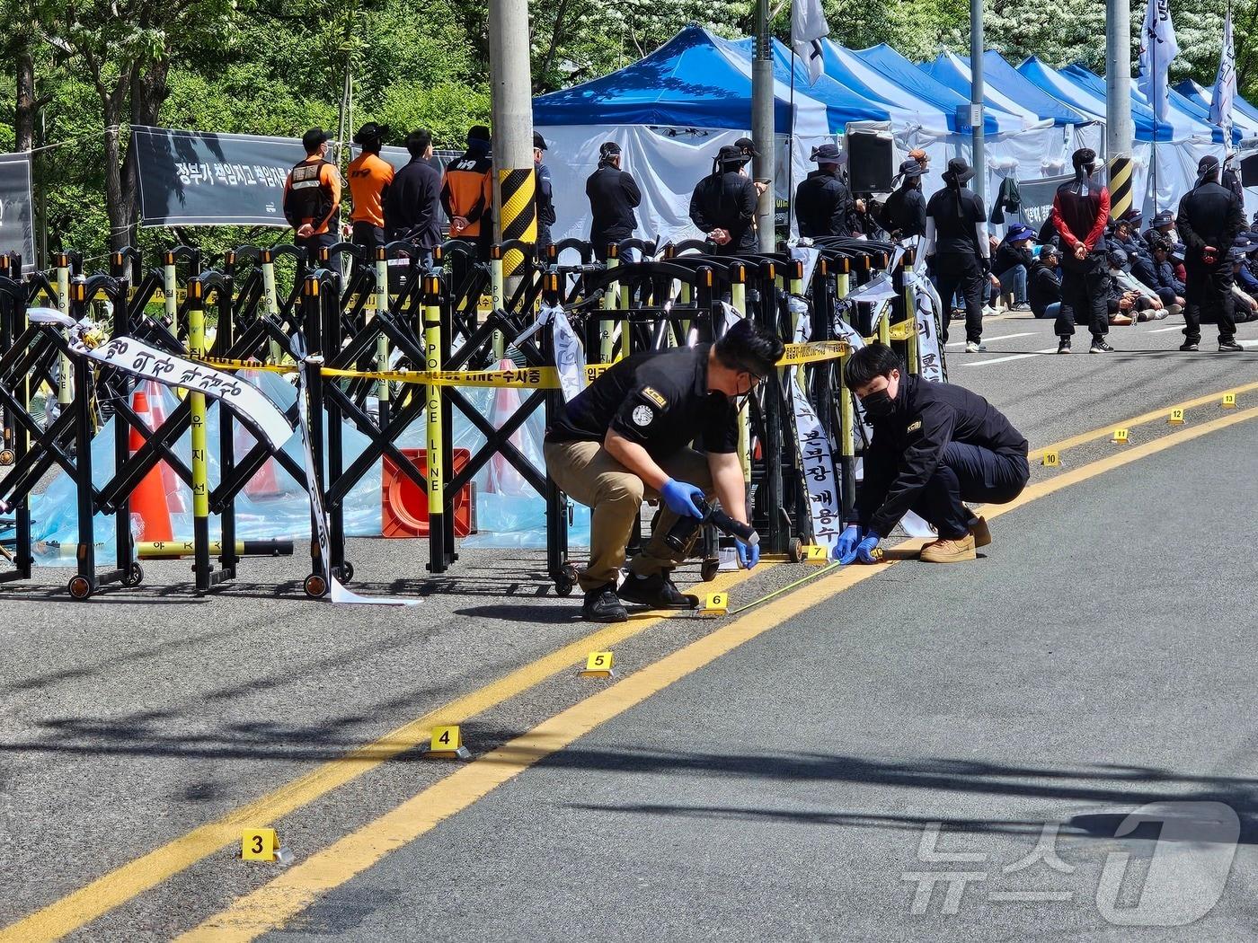 본문 이미지 - 경남경찰청 과학수사대가 24일 민주노총 화물연대 조합원이 사망한 경남 진주 집회 현장에서 추가 조사를 하고 있다. 2026.4.24 ⓒ 뉴스1 한송학 기자