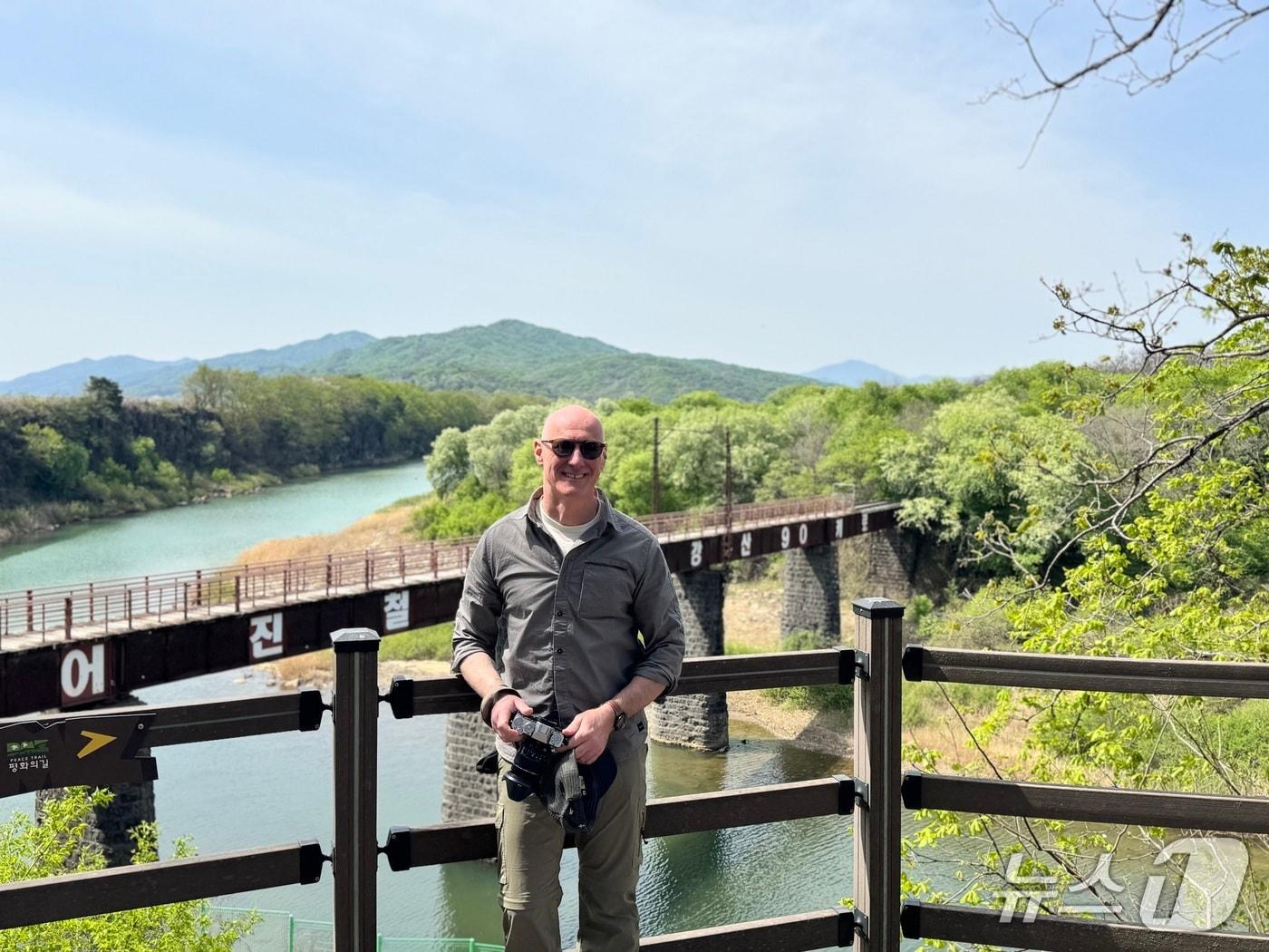 본문 이미지 - 6.25 전쟁 당시 벨기에 참전용사로 참전한 고(故) 어네스틴 버니어 씨의 아들 크리스토퍼 버니어 씨.(철원군 제공, 재판매 및 DB금지)