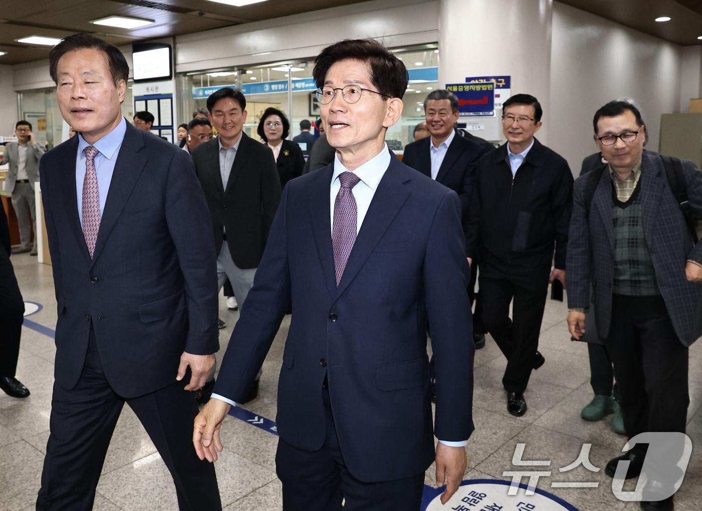 본문 이미지 - 김문수 전 고용노동부 장관이 24일 서울 서초구 서울중앙지방법원에서 열린 공직선거법위반 선고 공판에 출석하고 있다. (공동취재) 2026.4.24 ⓒ 뉴스1 오대일 기자